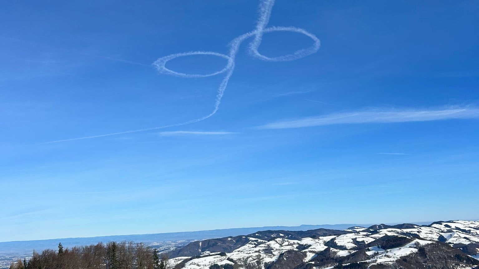 Am Himmel über dem Zentralraum in OÖ waren am Sonntag seltsame Zeichen zu sehen.