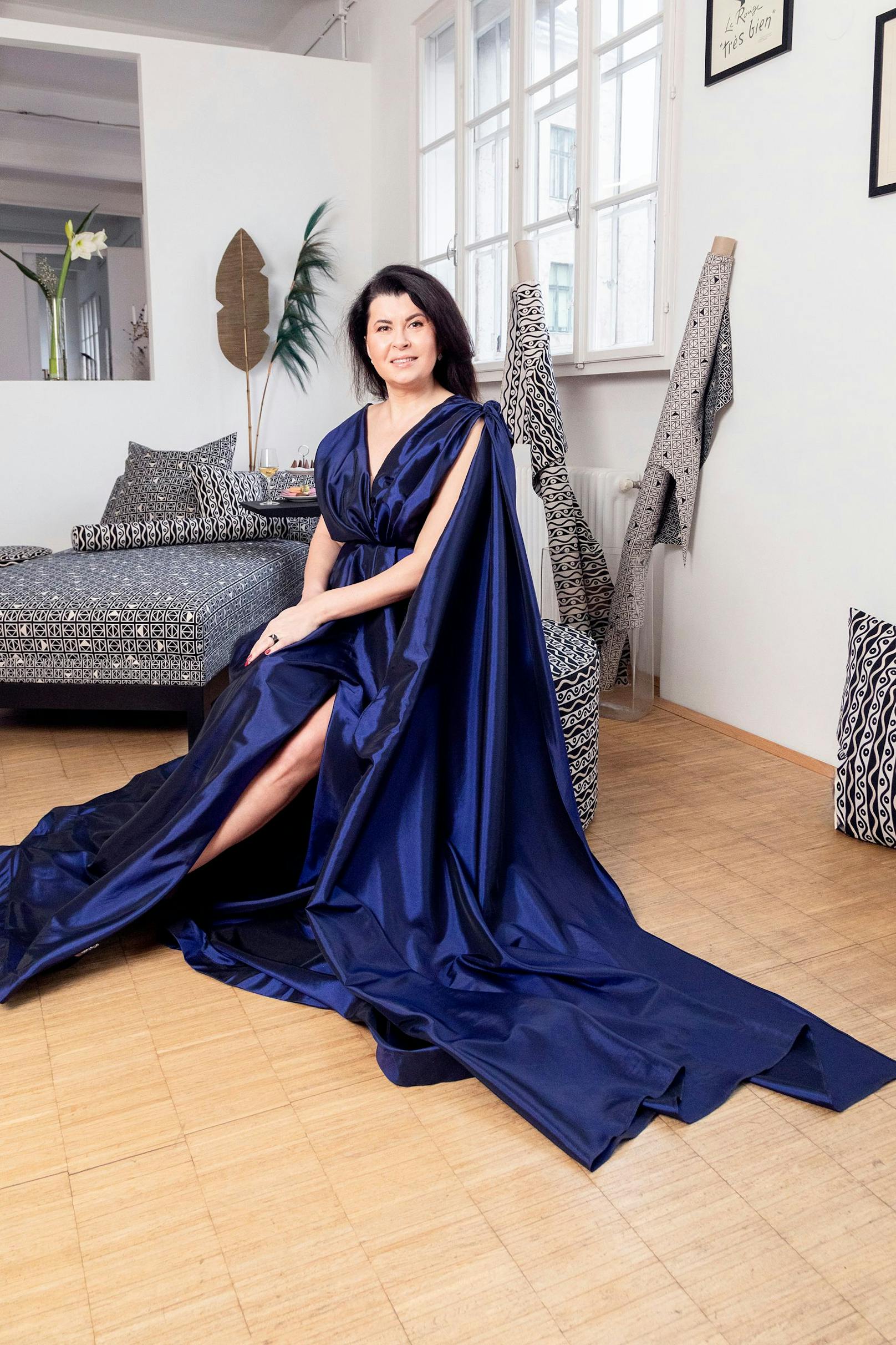 Opern-Diva Zoryana Kushpler in einer tiefblauen Robe von Alexis F. Gonzalez.