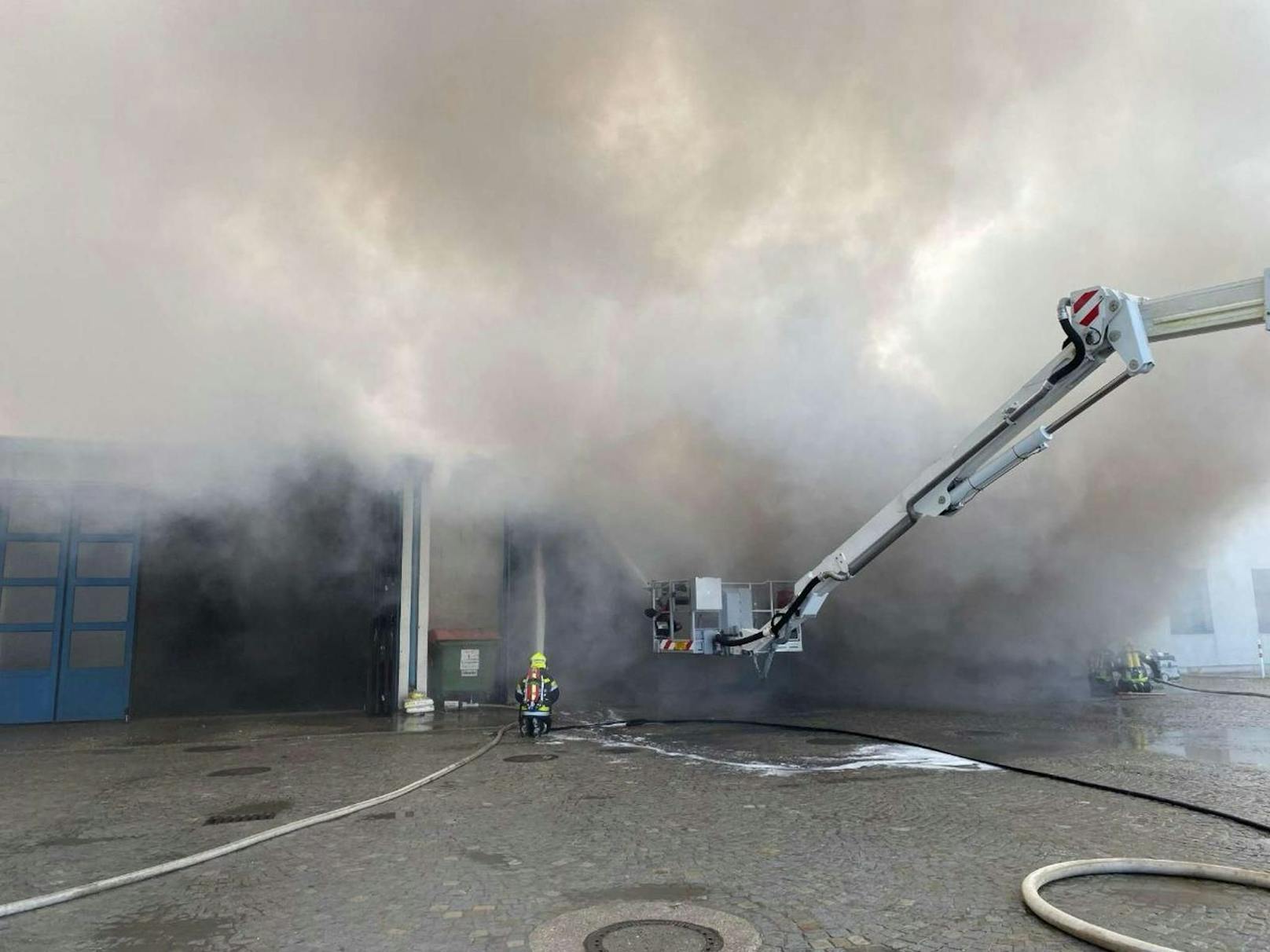 Großbrand in Zwettl: Postbusgarage steht in Flammen