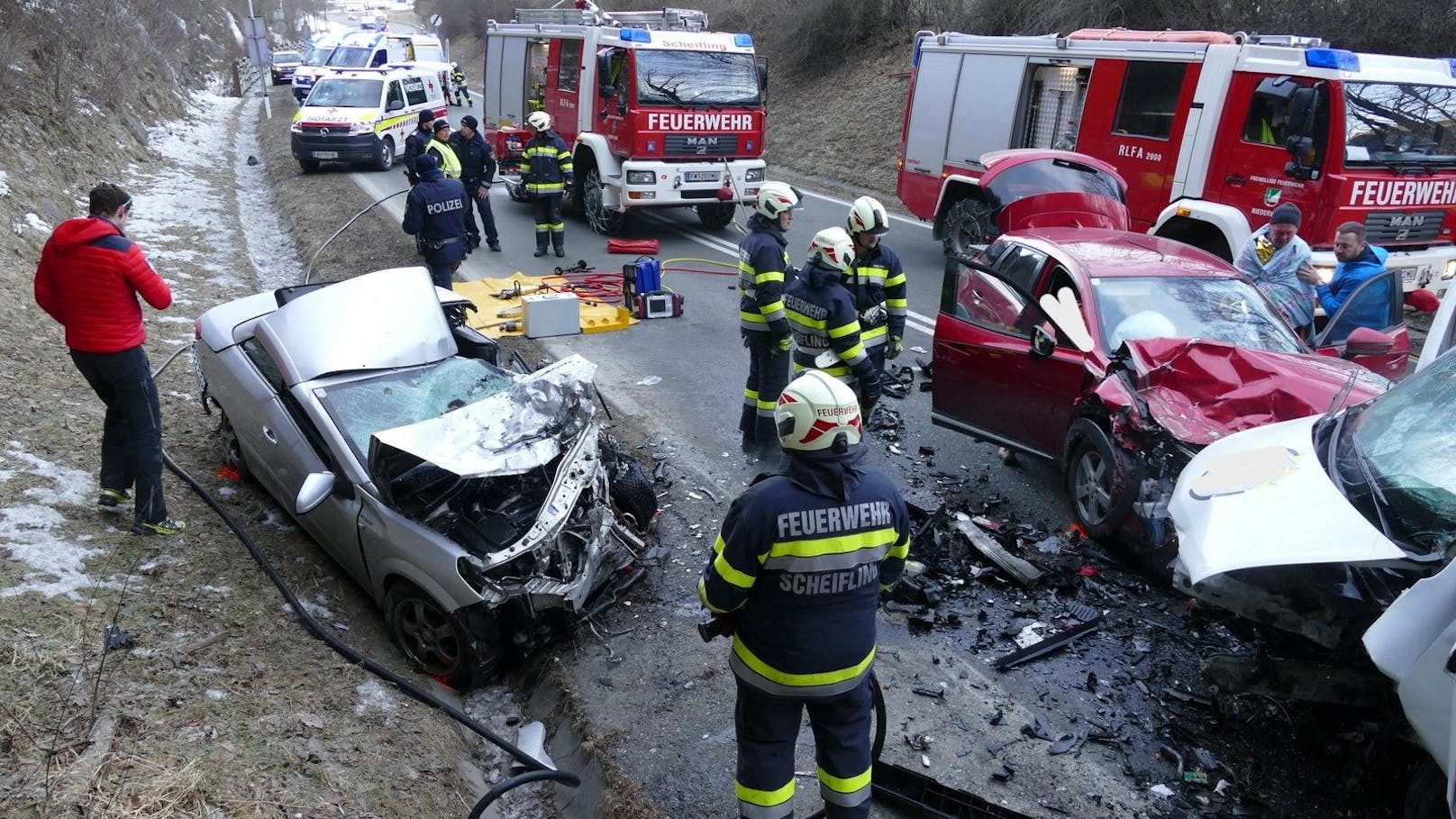 Montagfrüh ereignete sich beim Tunnelportal Süd des "Scheiflinger Ofens" ein Verkehrsunfall mit drei beteiligten Fahrzeugen. Dabei wurden insgesamt fünf Personen verletzt.