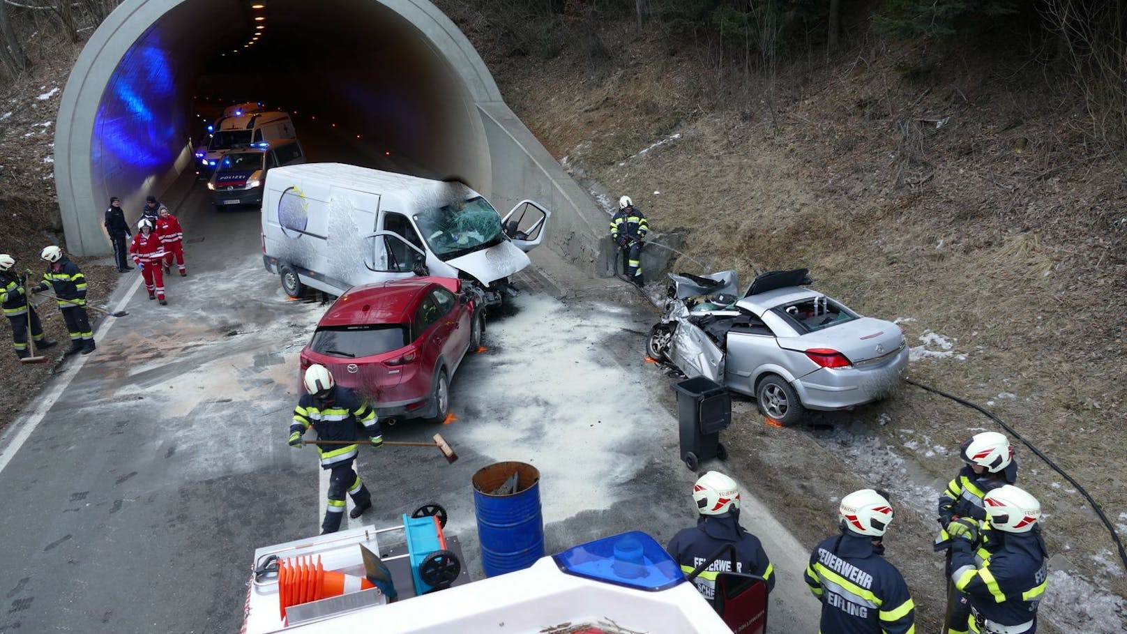 Montagfrüh ereignete sich beim Tunnelportal Süd des "Scheiflinger Ofens" ein Verkehrsunfall mit drei beteiligten Fahrzeugen. Dabei wurden insgesamt fünf Personen verletzt.