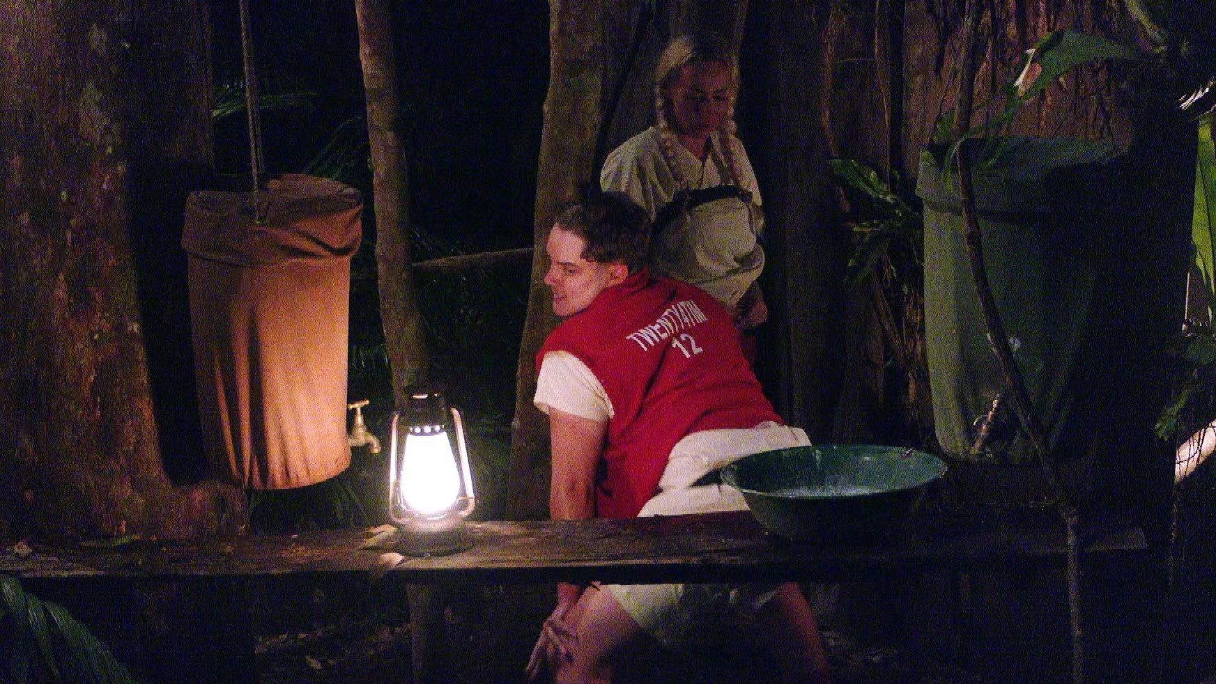 Twenty4Tim packt für Cora seine Tanzmoves aus.