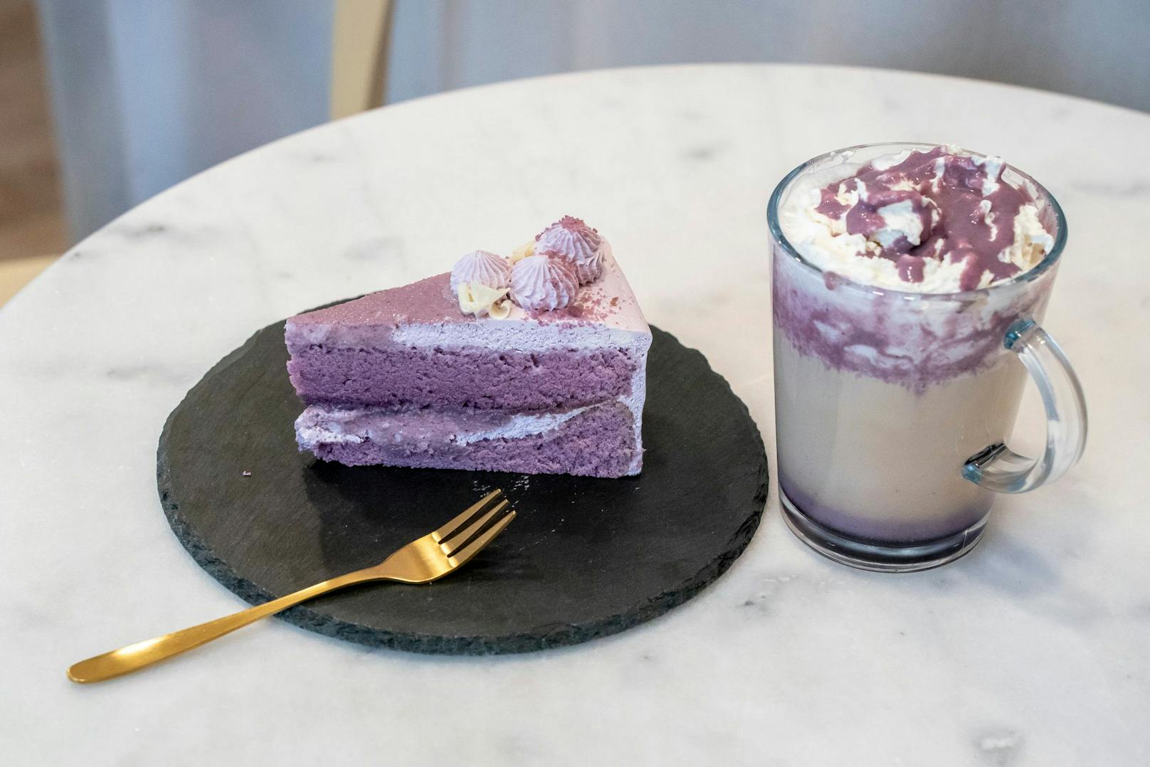 Der violette "Ube Leche Cake" (um 6 Euro) aus violetter Yamswurzel ist ein Bestseller