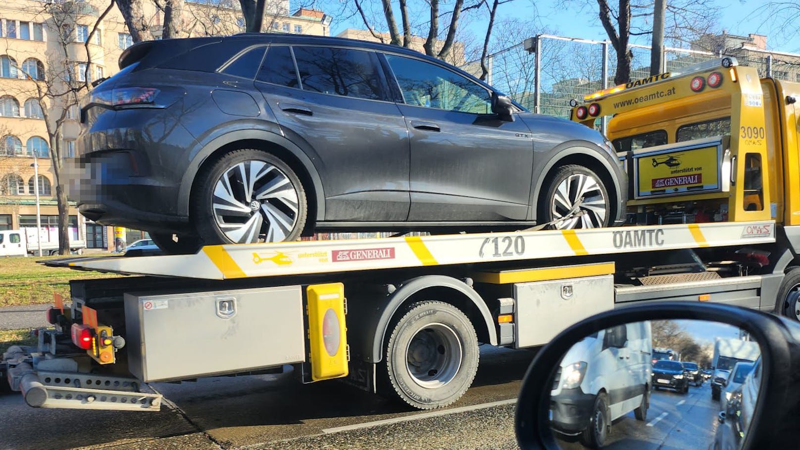Ein Luxus-BMW kollidierte mit einem SUV.