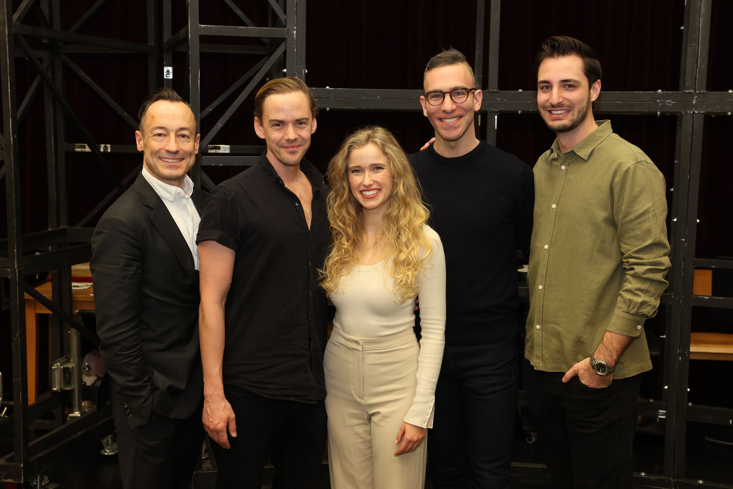 VBW Musical-Intendant Christian Struppeck, Anton Zetterholm (Das Phantom), Lisanne Clémence Veeneman (Christine Daeé), Regisseur Seth Sklar-Heyn (Regisseur) und Roy Goldman (Raoul) freuen sich über den erfolgreichen Probenstart.&nbsp;