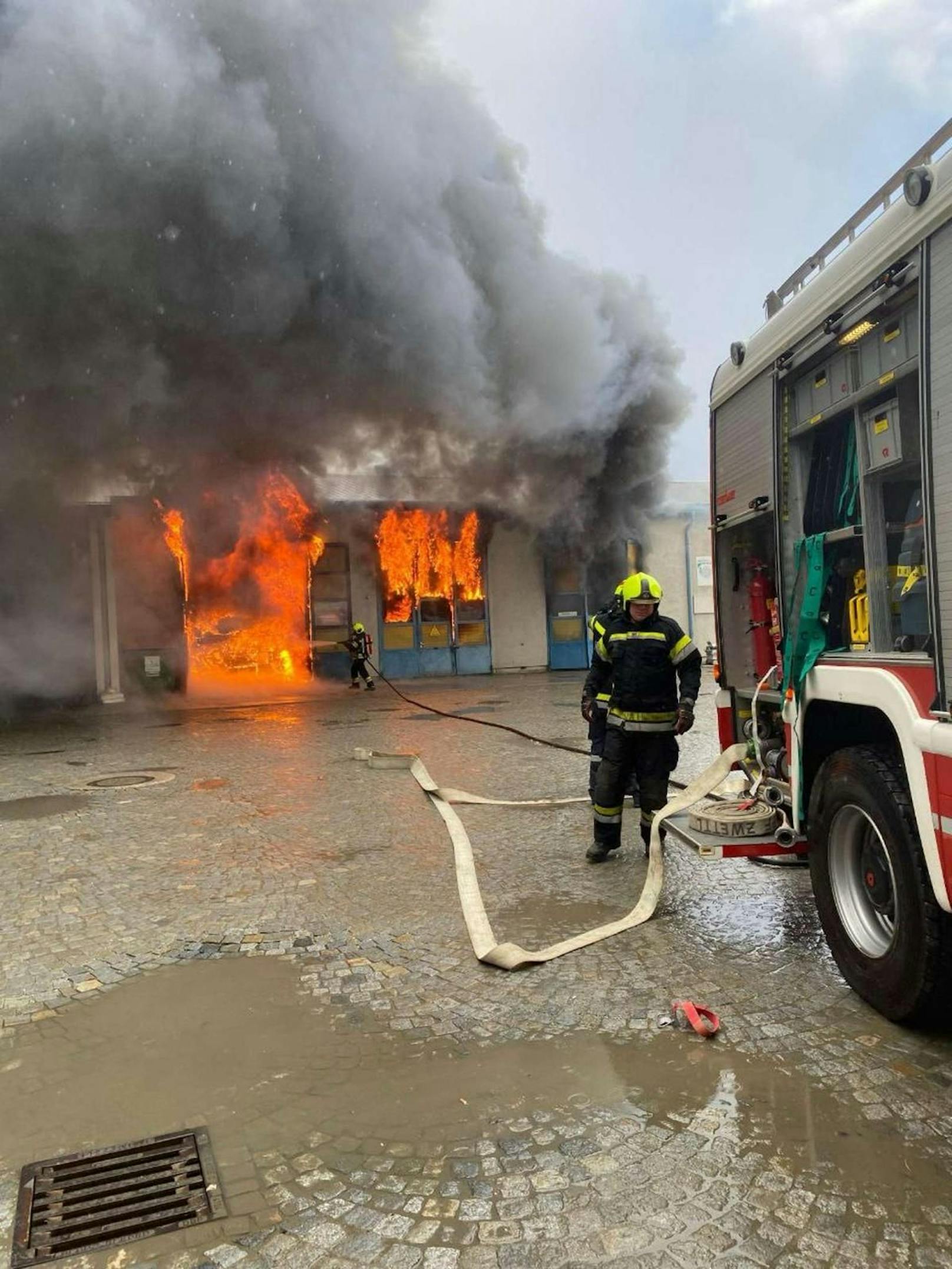 Großbrand in Zwettl: Postbusgarage steht in Flammen