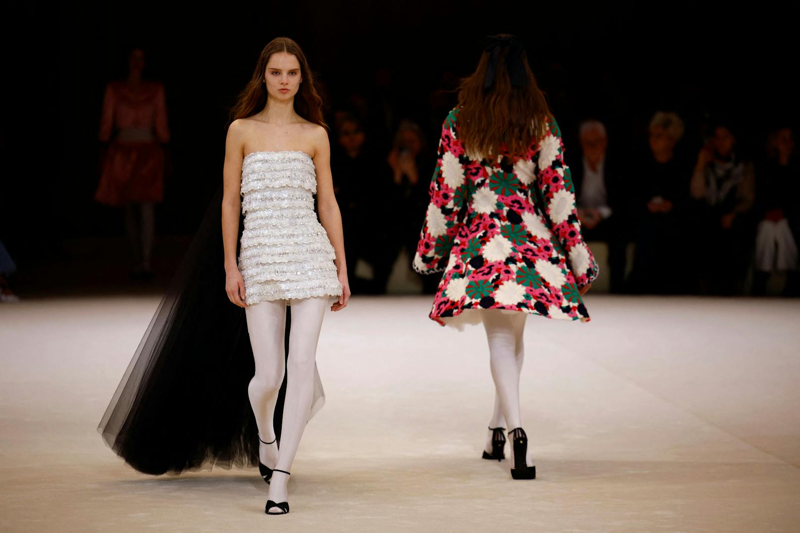 Noch mehr Tüll und Blumen unterstrichen die "Haute Couture Geschichte" von Chanel.