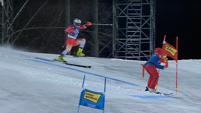 Fadri Janutrin kollidiert fast mit einem Streckenposten.