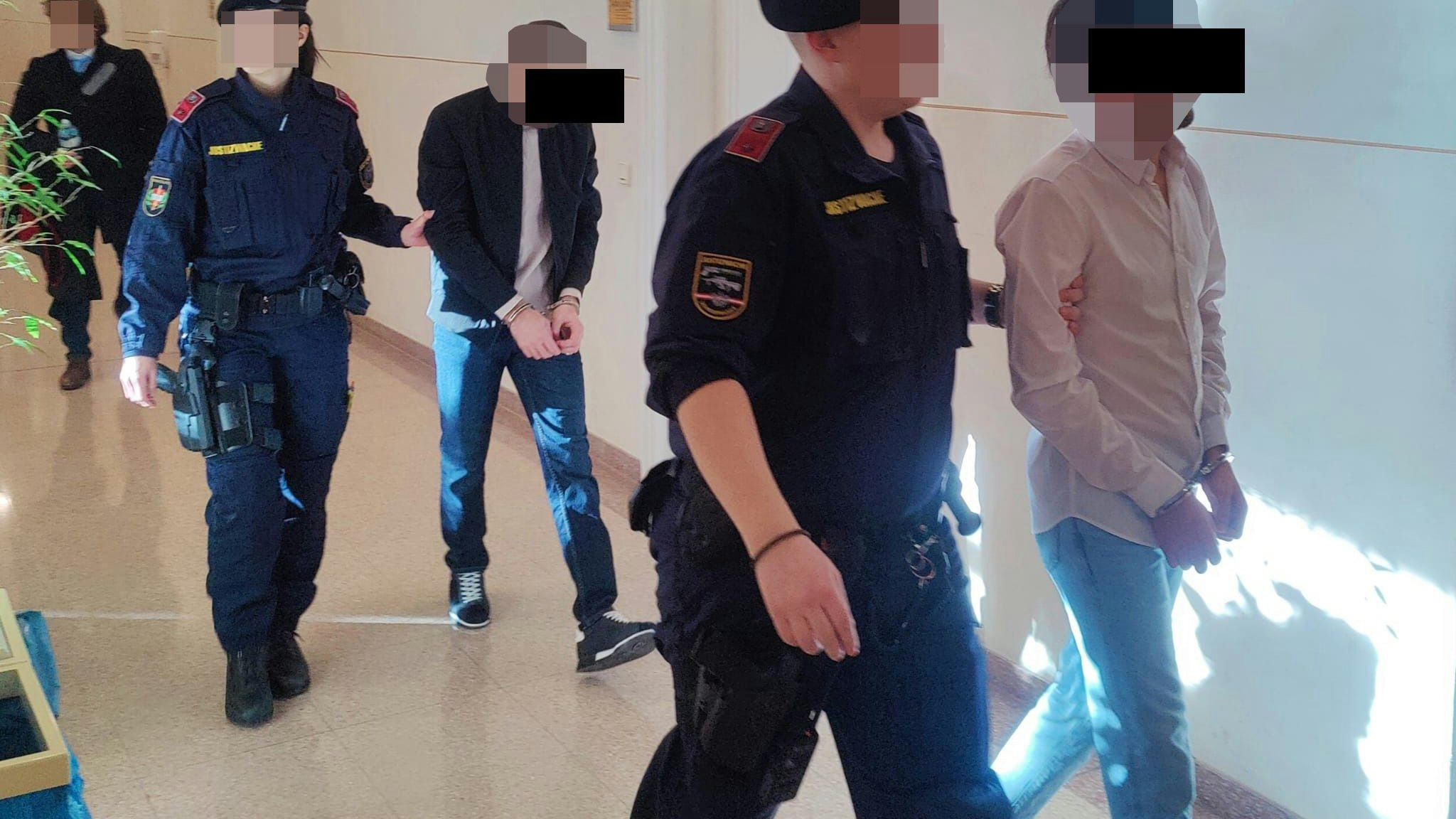 Schlepper-Duo am Weg in Gerichtssaal