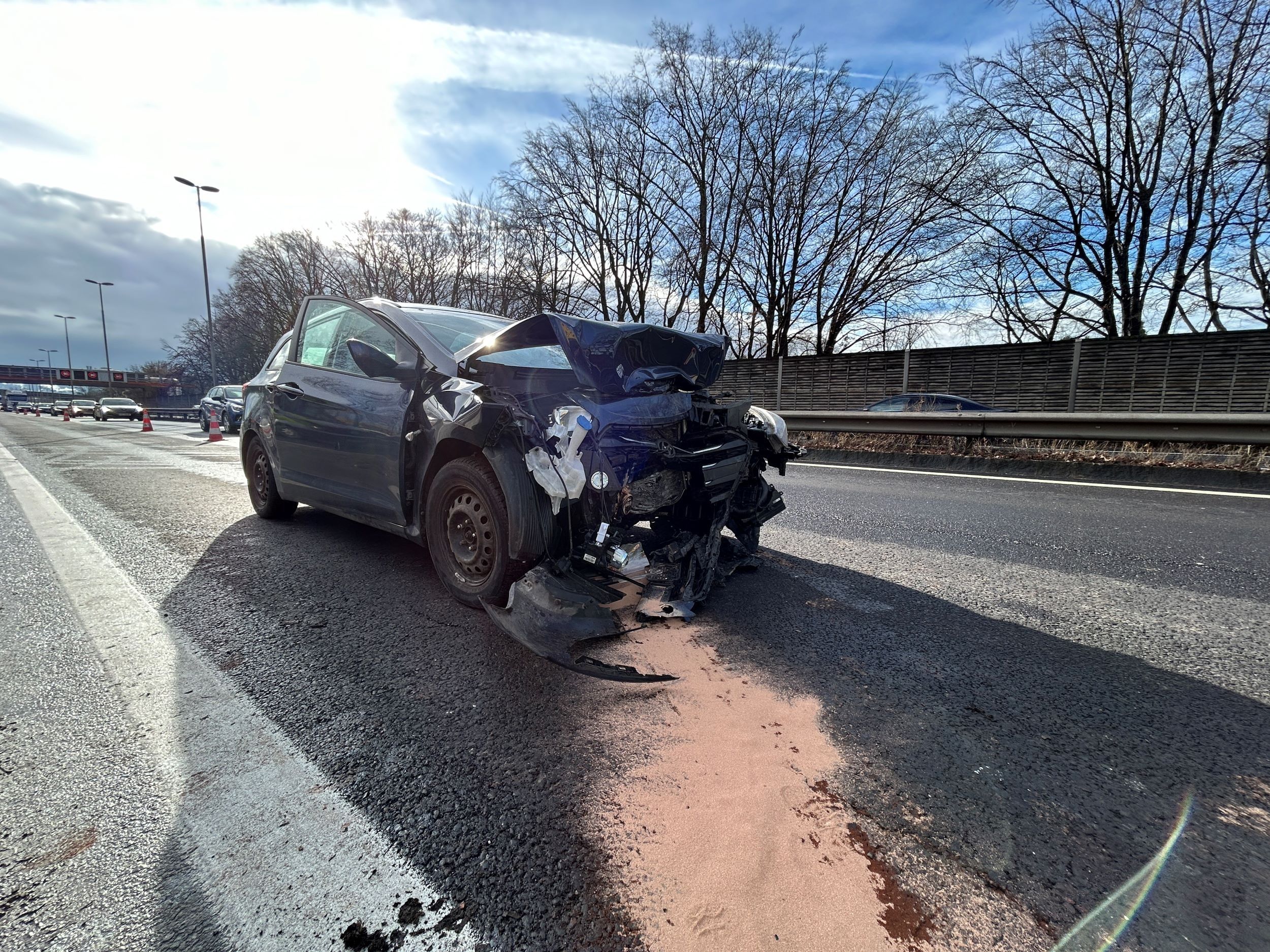 Ein Lenker fuhr auf der A7 bei der Abfahrt Prinz-Eugen-Straße weder nach links noch nach rechts sondern geradeaus gegen die Leitschiene.