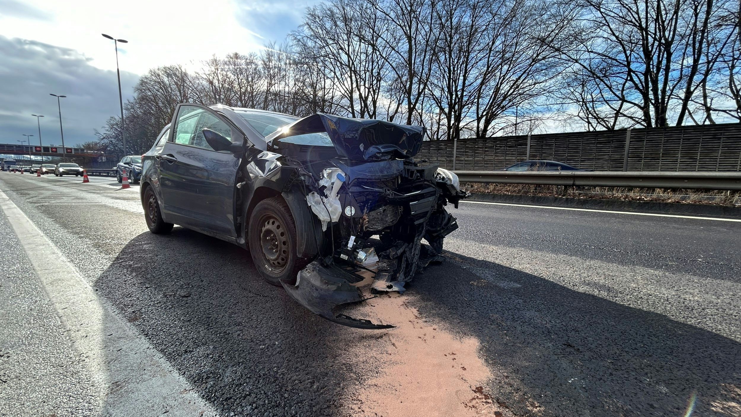 Ein Lenker fuhr auf der A7 bei der Abfahrt Prinz-Eugen-Straße weder nach links noch nach rechts sondern geradeaus gegen die Leitschiene.
