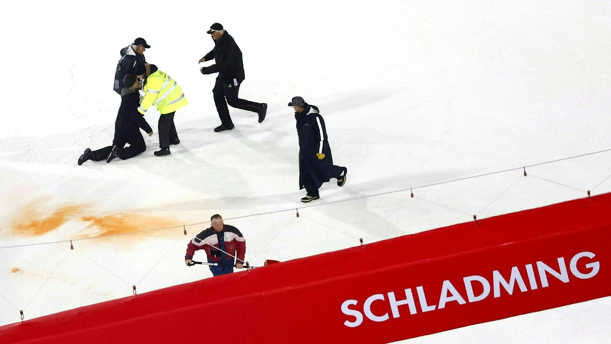 Ein Aktivist verschüttete Farbe, wurde von der Security abgeführt.