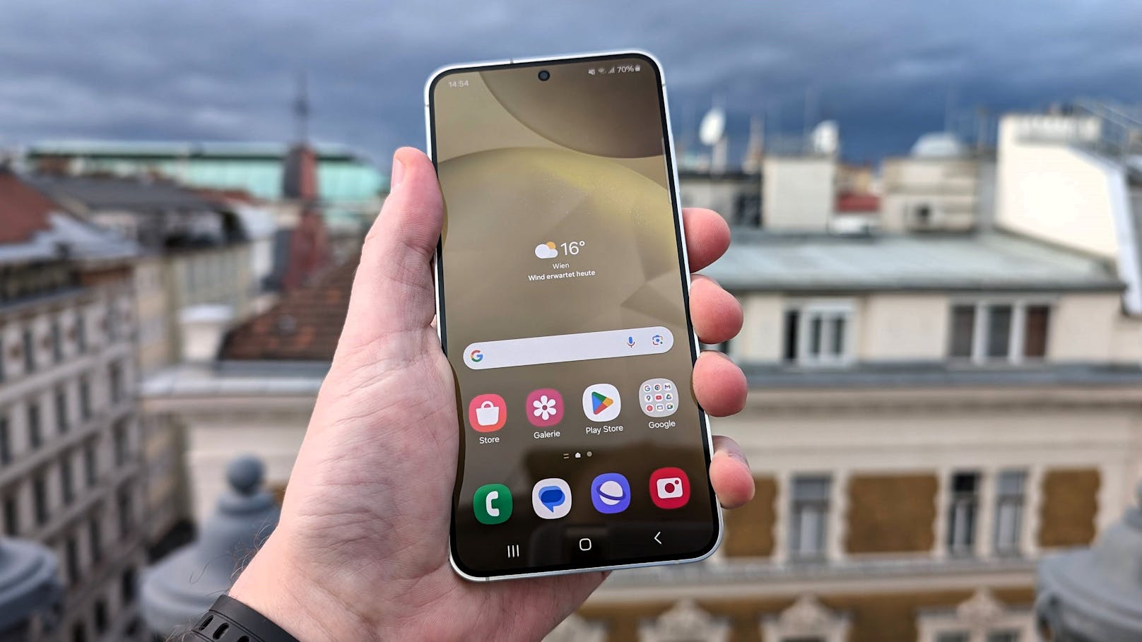 Das AMOLED-Display, eine von Samsungs Parade-Disziplinen, hat sich noch einmal verbessert. Zu den fast unschlagbar guten Details, den kräftigen Farben und ...