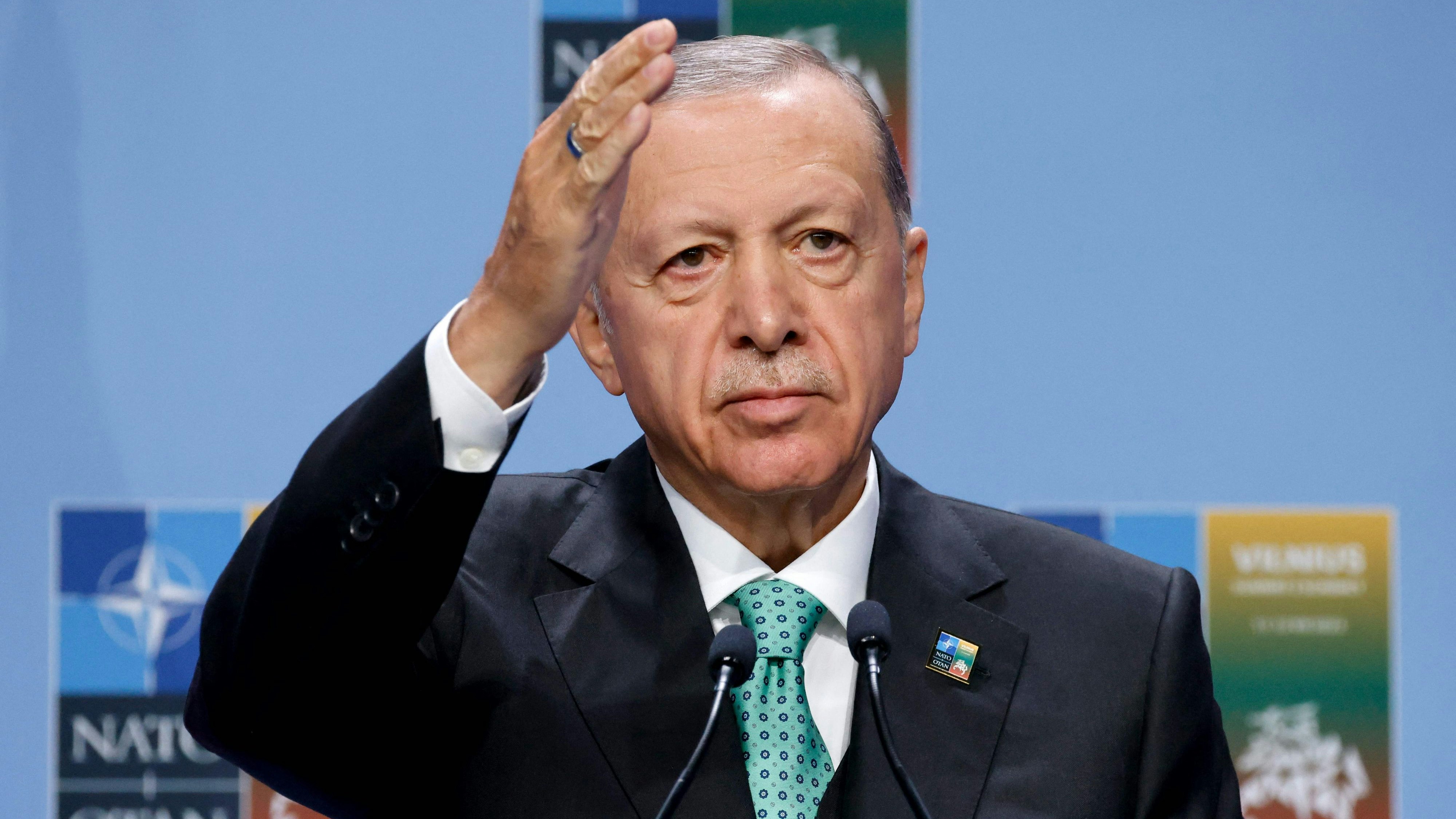 Download von www.picturedesk.com am 24.01.2024 (07:50).  Turkey's President Recep Tayyip Erdogan gives a press conference during the NATO Summit in Vilnius on July 12, 2023. (Photo by Ludovic MARIN / AFP) - 20230712_PD5593 - Rechteinfo: Rights Managed (RM) Nur für redaktionelle Nutzung! Werbliche Nutzung erfordert Freigabe: bitte schicken Sie uns eine Anfrage.