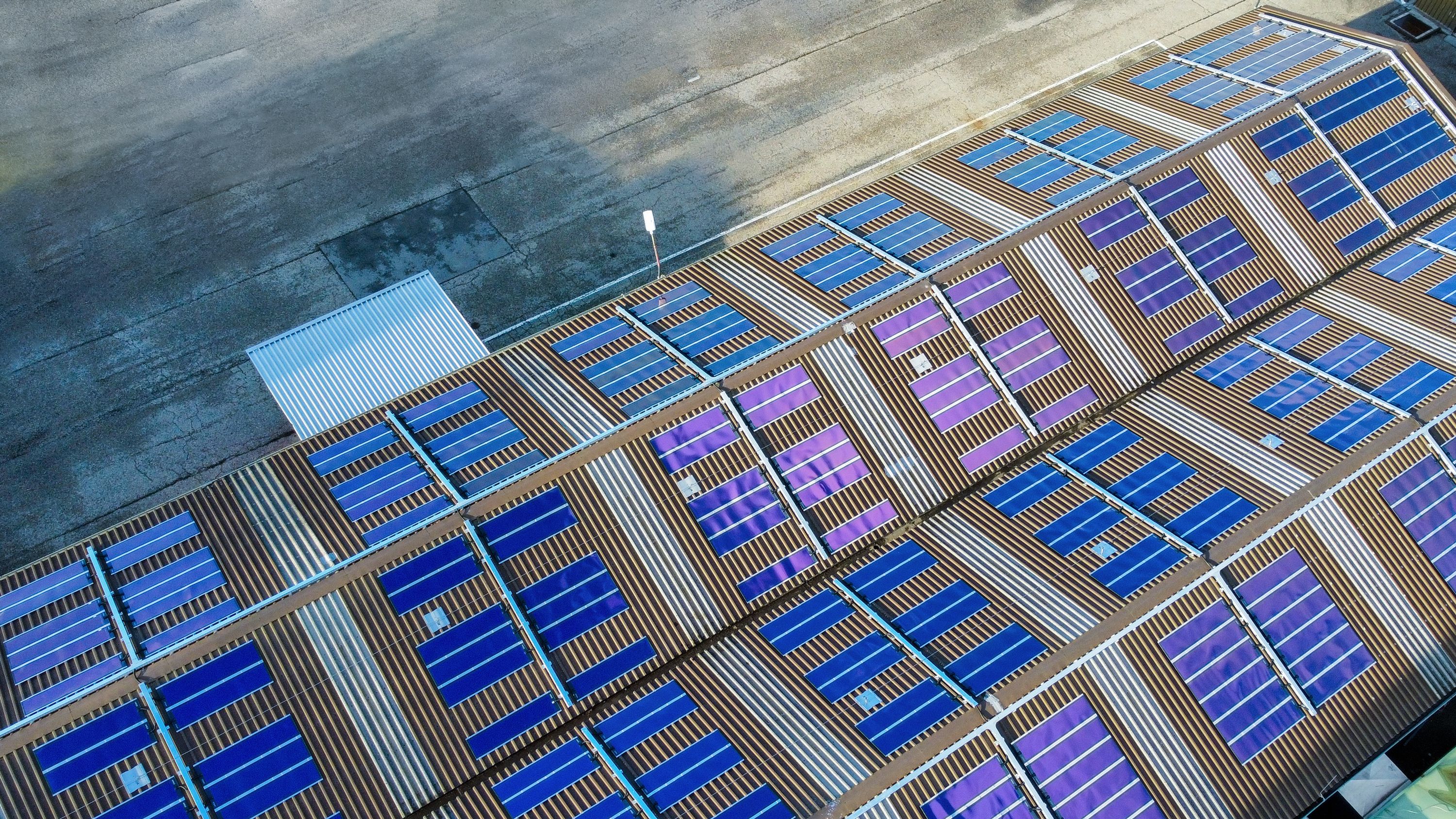 Organische Solarzellen bestehen aus Kohlenwasserstoffverbindungen, die photoelektrische Eigenschaften aufweisen.