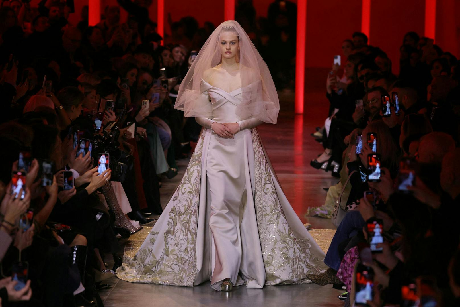 Den krönenden Abschluss der "A Desert Rose"-Kollektion bildete eine Braut mit goldfarbenen Stickereien am Kleid.