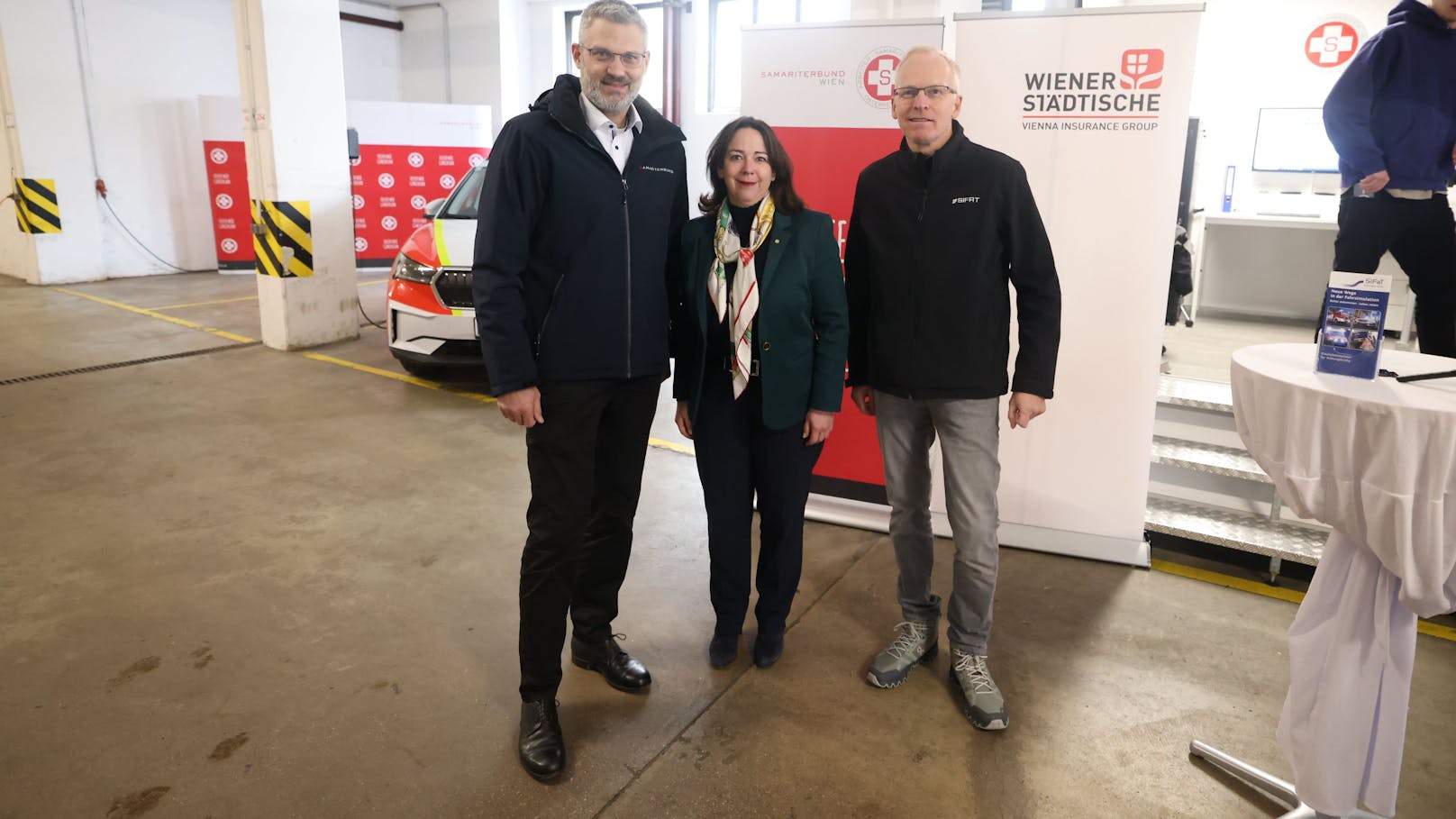 Samariterbund-Wien-Geschäftsführer Oliver Löhlein, Wiener-Städtische-Vorstandsdirektorin Doris Wendler und SIFAT-Trainer Eckhart Müller (v.l.) bei der Präsentation des Simulators.&nbsp;