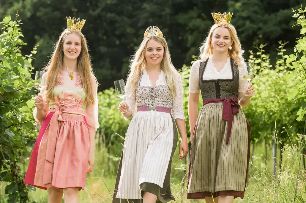 Das Amt von Weinkönigin Sophie I. und ihren Stellvertreterinnen wird frei.