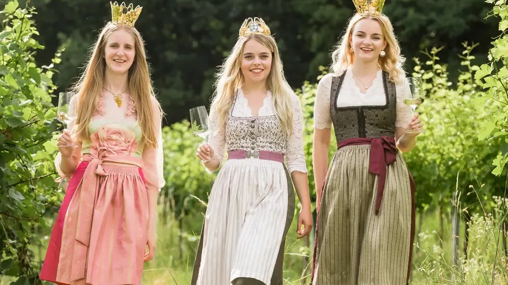 Das Amt von Weinkönigin Sophie I. und ihren Stellvertreterinnen wird frei.