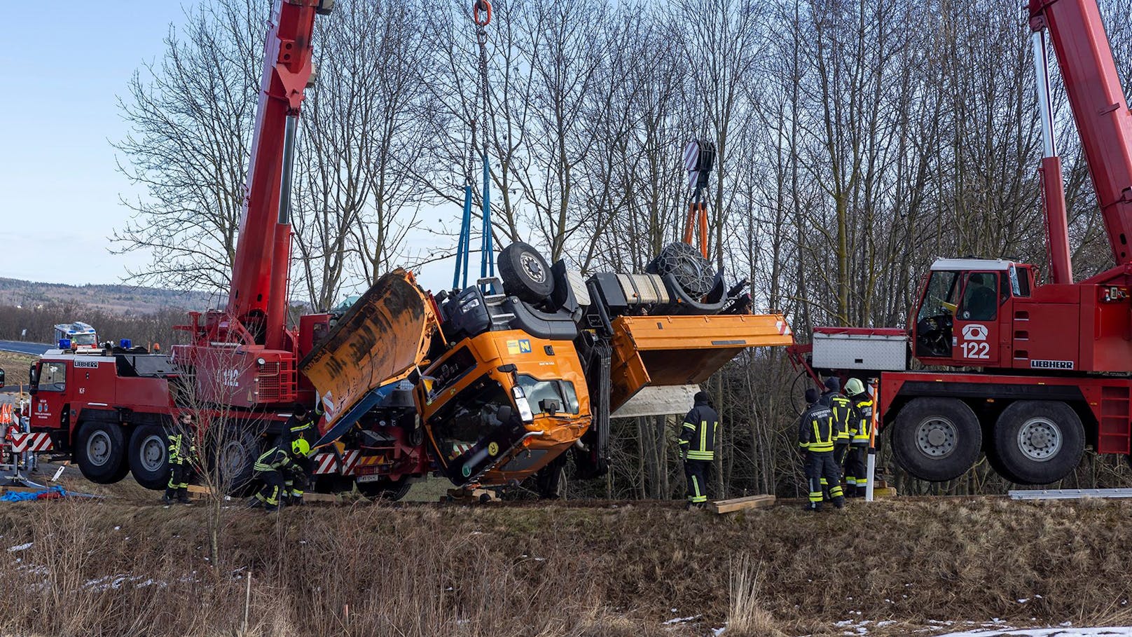 Ein Winterdienst kam gegen 0.50 Uhr von der Straße ab.