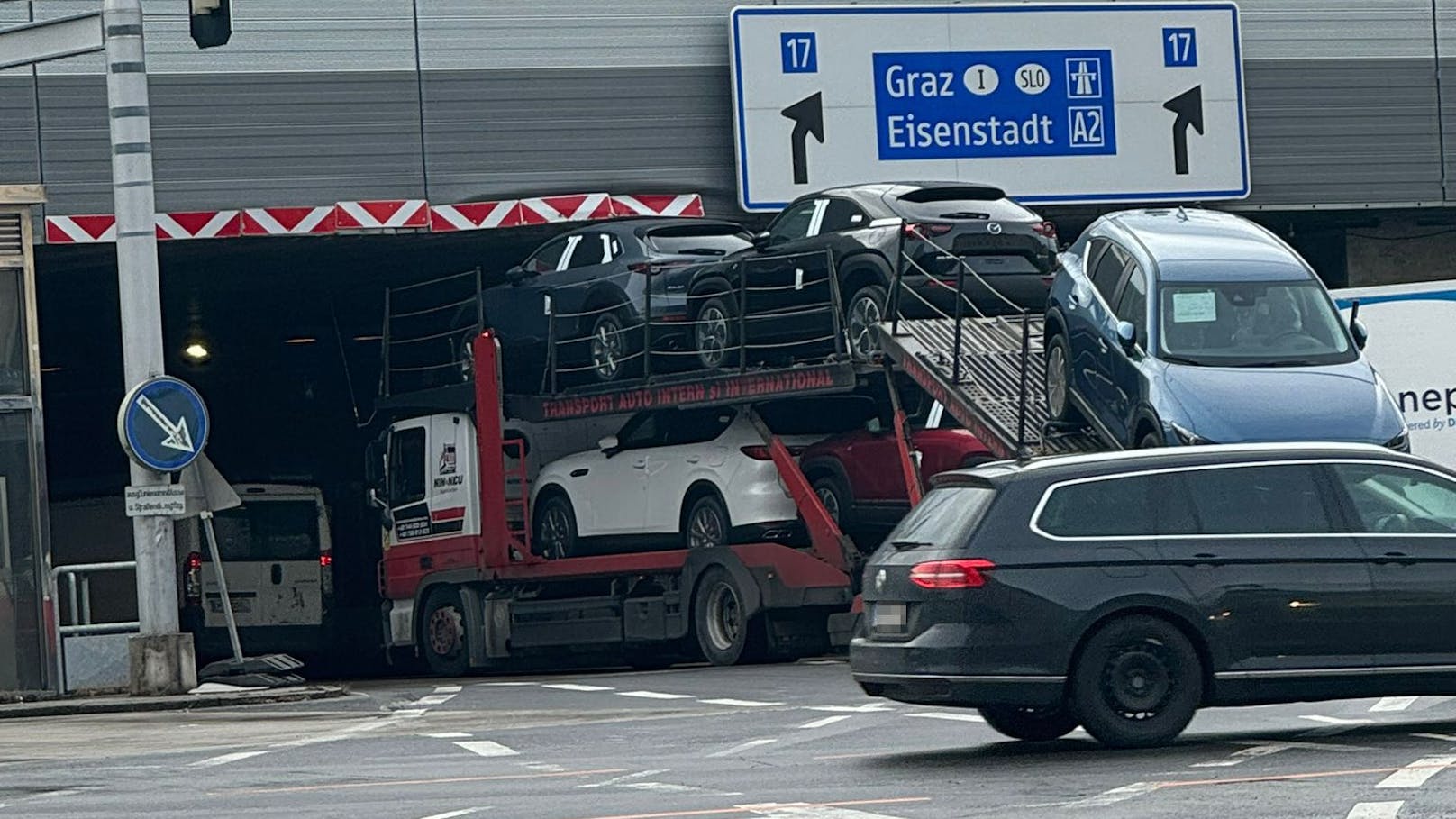 Lkw-Fahrer rasiert mit neuen Mazdas Brücke in Wien