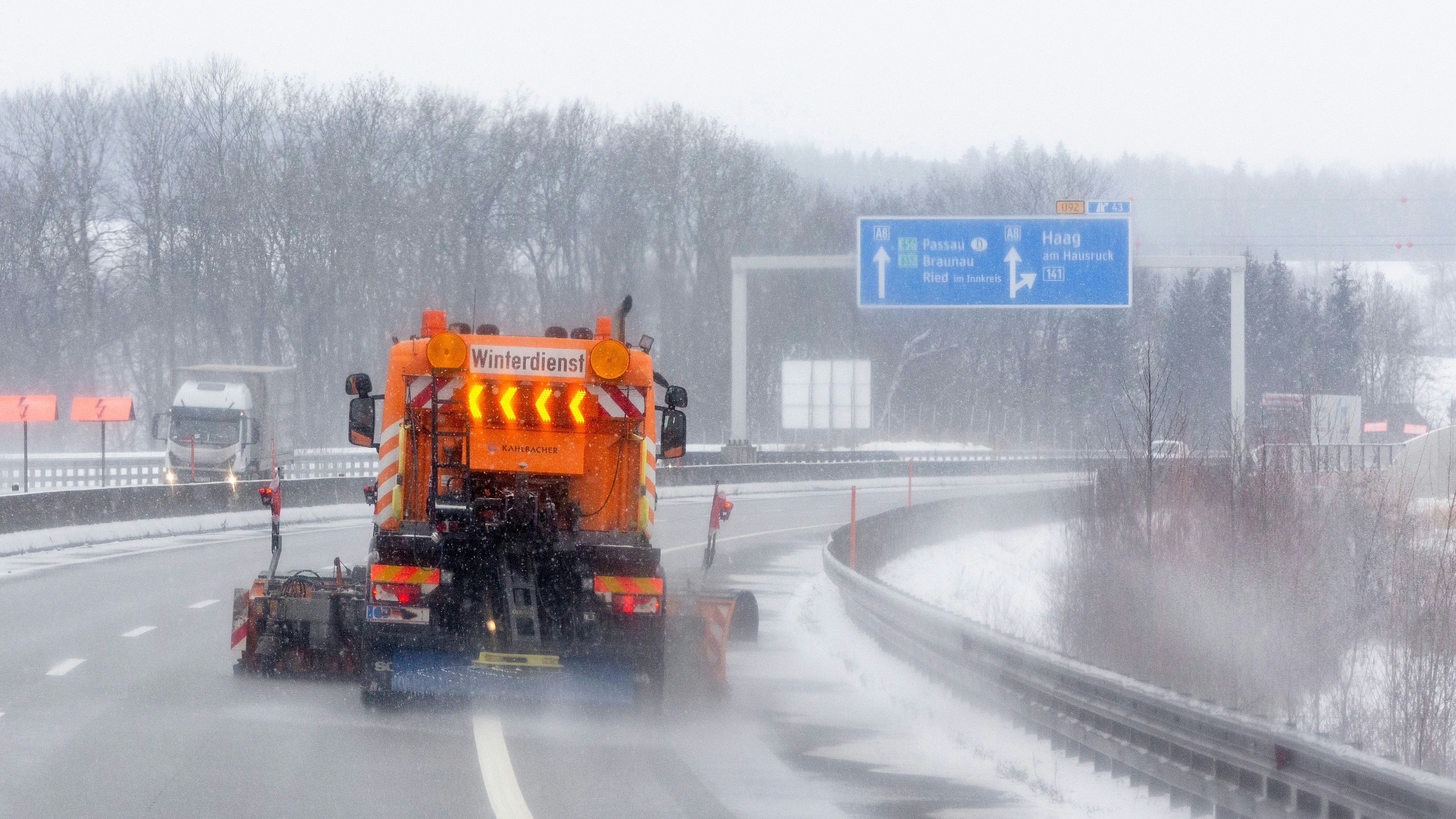 Der Winterdienst steht im Dauereinsatz.