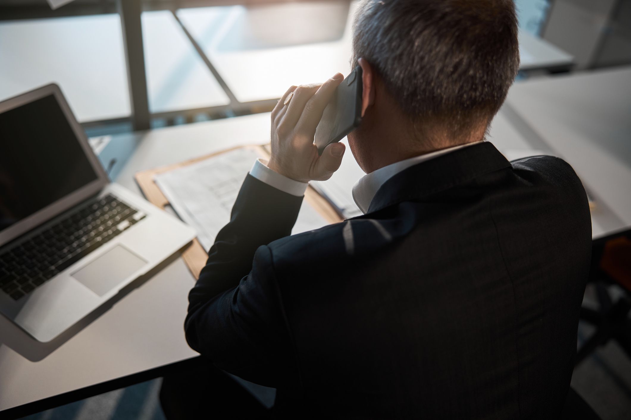 Ein einziger Anruf kostete einem Mann ein Vermögen.