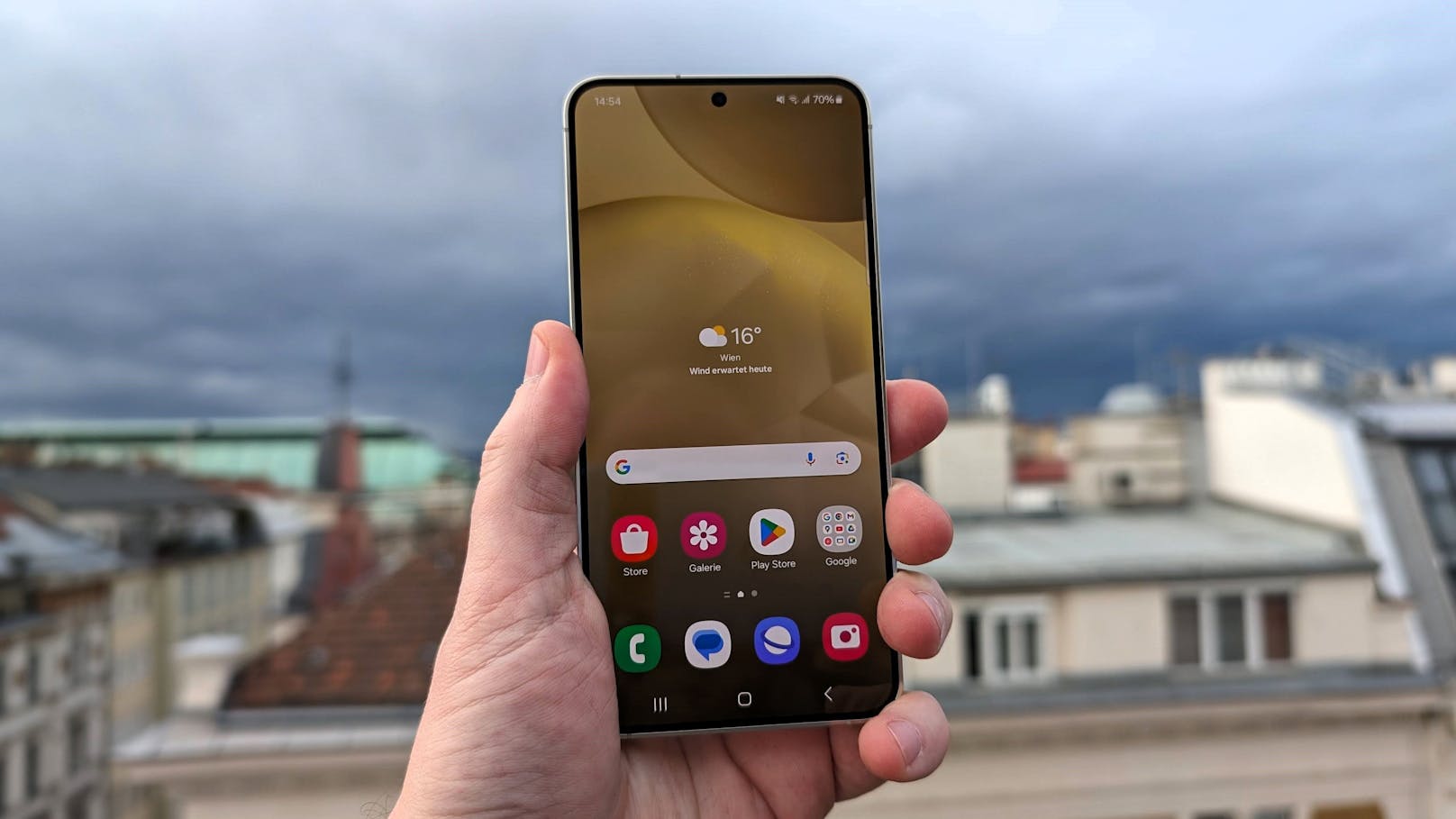 ...den beeindruckenden Kontrasten sowie den Schutz durch Gorilla Glass Victus 2 und der Auflösung von 2.340 x 1.080 Pixel (3.120 x 1.440 Pixel beim S24+) ...