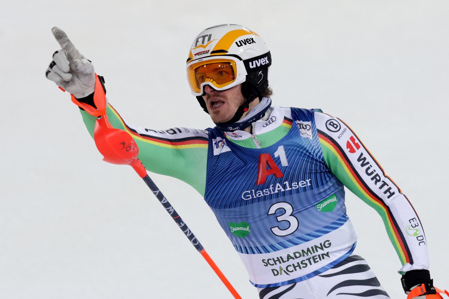 Linus Straßer triumphiert in Schladming.