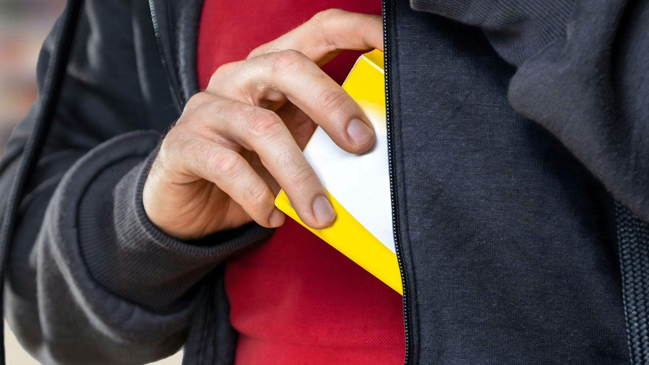 Alle acht Männer wurden wegen des Verdachts des versuchten gewerbsmäßigen Diebstahls im Rahmen einer kriminellen Vereinigung vorläufig festgenommen.