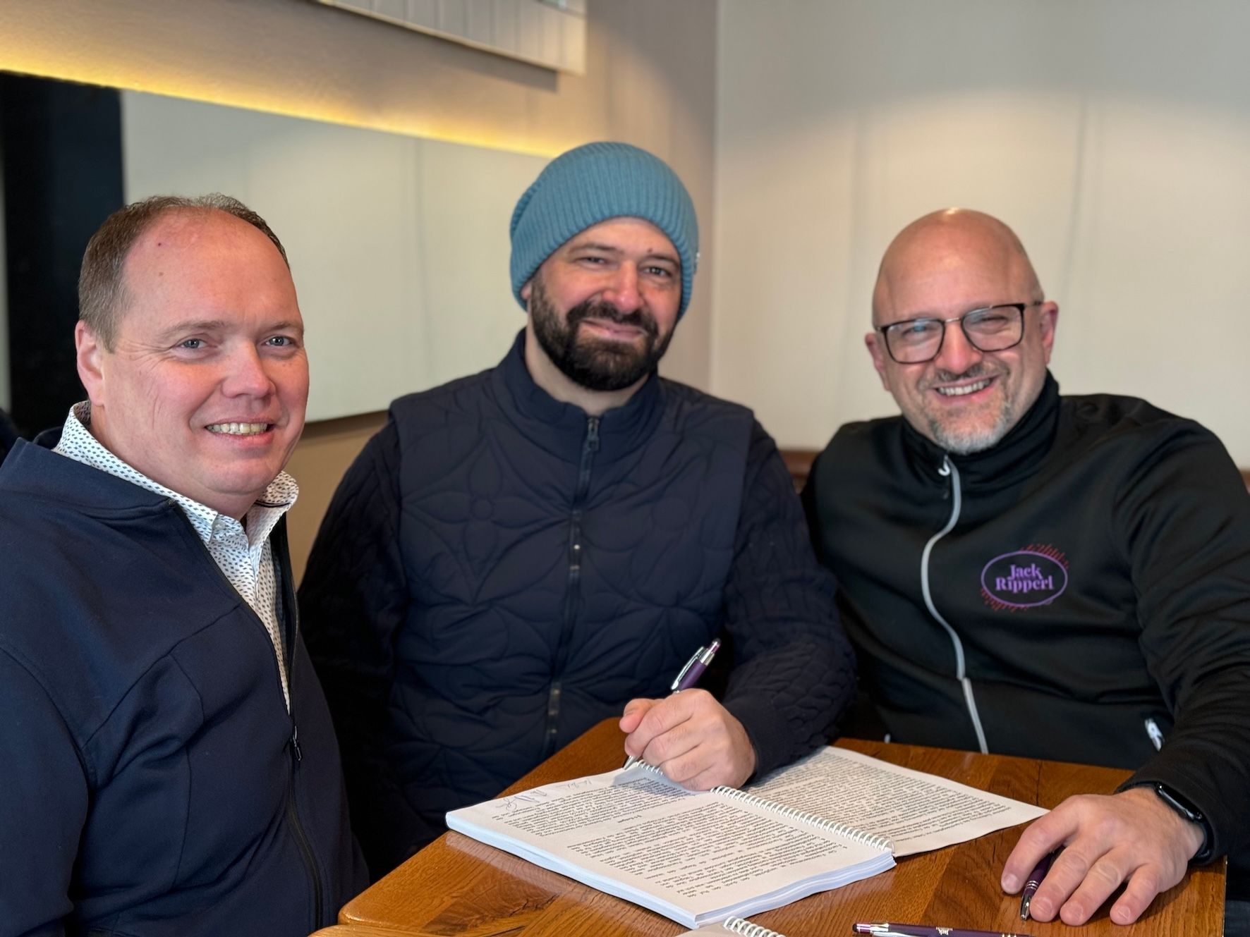&nbsp;Jack the Ripperl-Erfinder Johannes Roither, Neo-Franchisenehmer Stefan Rieger und JTR-Gesellschafter Wolfgang Gittmaier (v. l. n. r.) haben die Verträge für das neue Lokal in Wien bereits unterschrieben.&nbsp;
