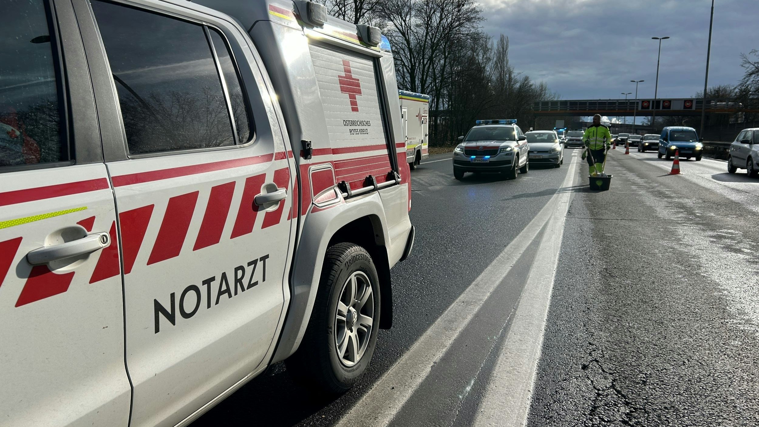 Ein Lenker fuhr auf der A7 bei der Abfahrt Prinz-Eugen-Straße weder nach links noch nach rechts sondern geradeaus gegen die Leitschiene.