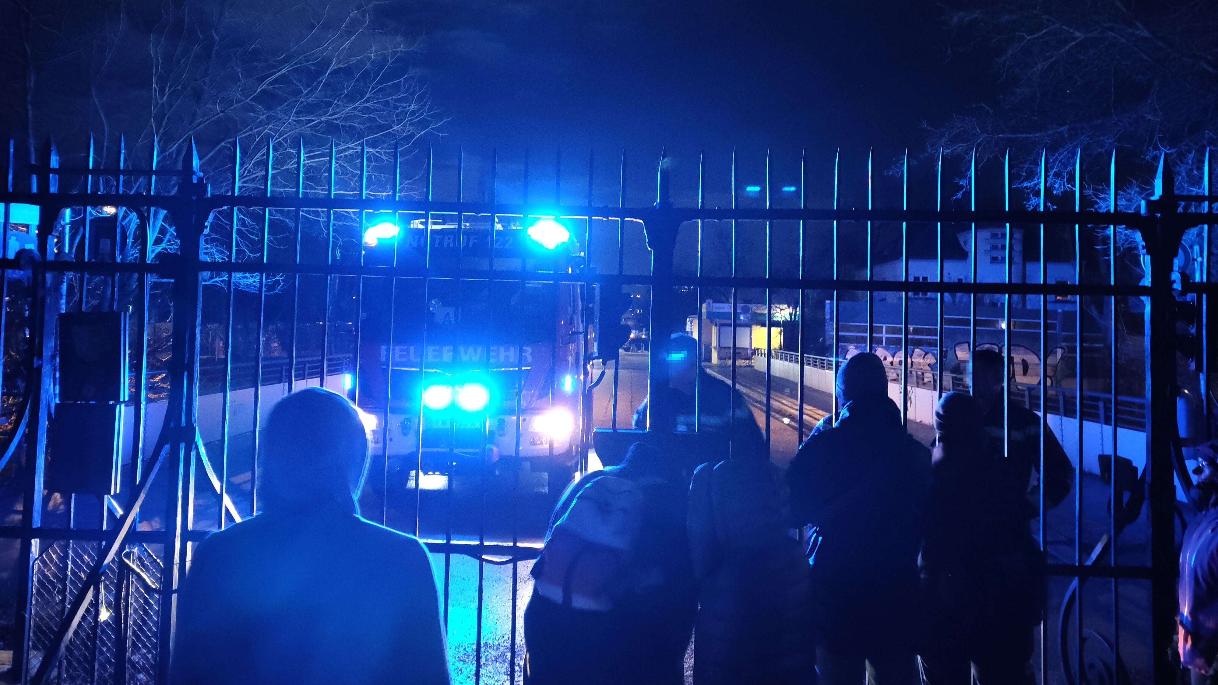 Die Wiener Berufsfeuerwehr rettete dutzende Schönbrunn-Gäste aus der misslichen Lage.