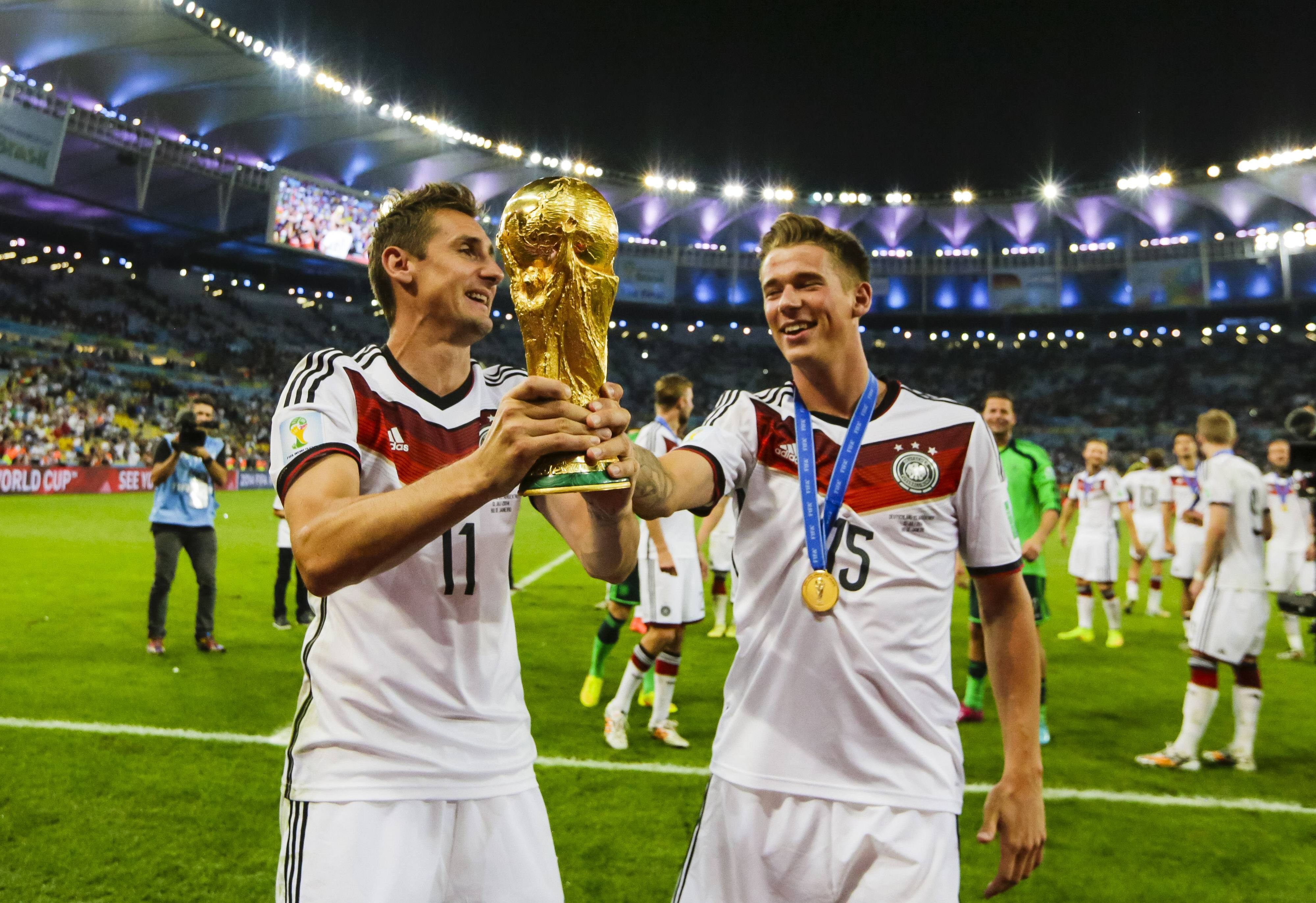 Eric Durm (r.) jubelt mit Miroslav Klose.