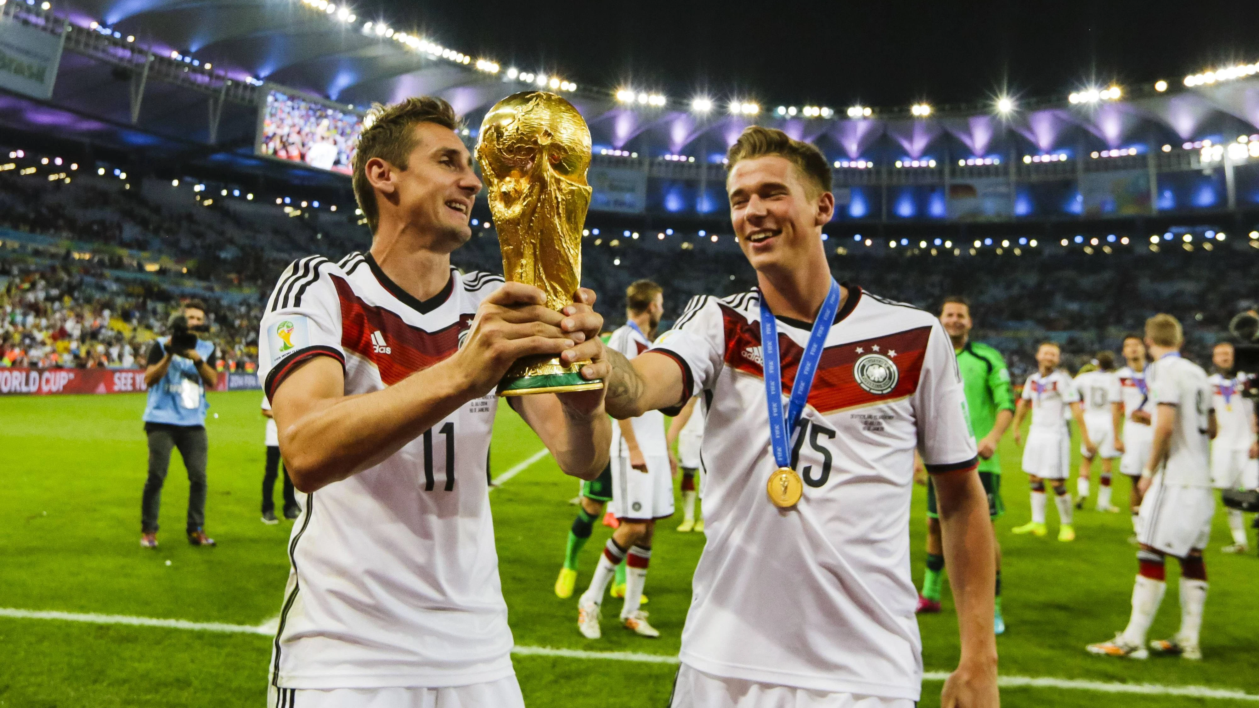 Eric Durm (r.) jubelt mit Miroslav Klose.