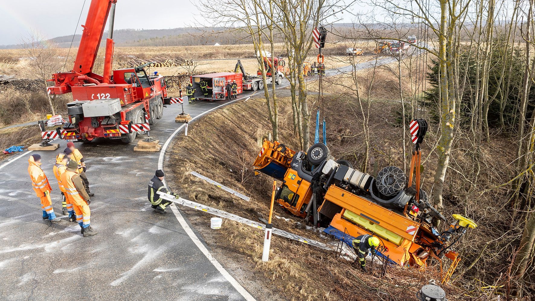 Lkw rutscht bei Glatteis von der Straße und landet am Dach