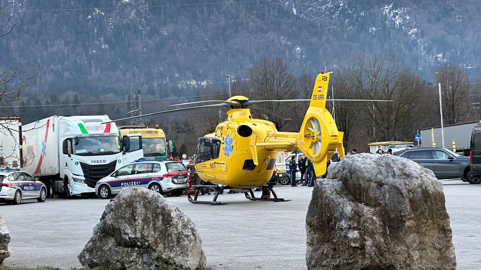 Er hatte sich aber offensichtlich unmittelbar zuvor eine erhebliche Stichverletzung mit einem Messer selbst zugezogen und musste mit dem Notarzthubschrauber in die Klinik Innsbruck geflogen werden. 