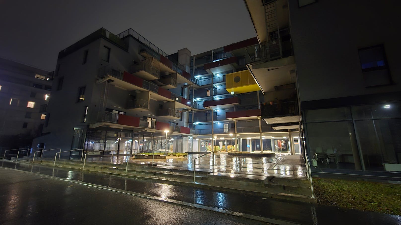 Weitwinkel, Nacht. Gesamteindruck: Am Tag und bei Porträts knipst die Kamera des Basismodells hervorragend. Auch der Zoom überzeugt bis 5x. Schwächen gibt es in der Nacht.