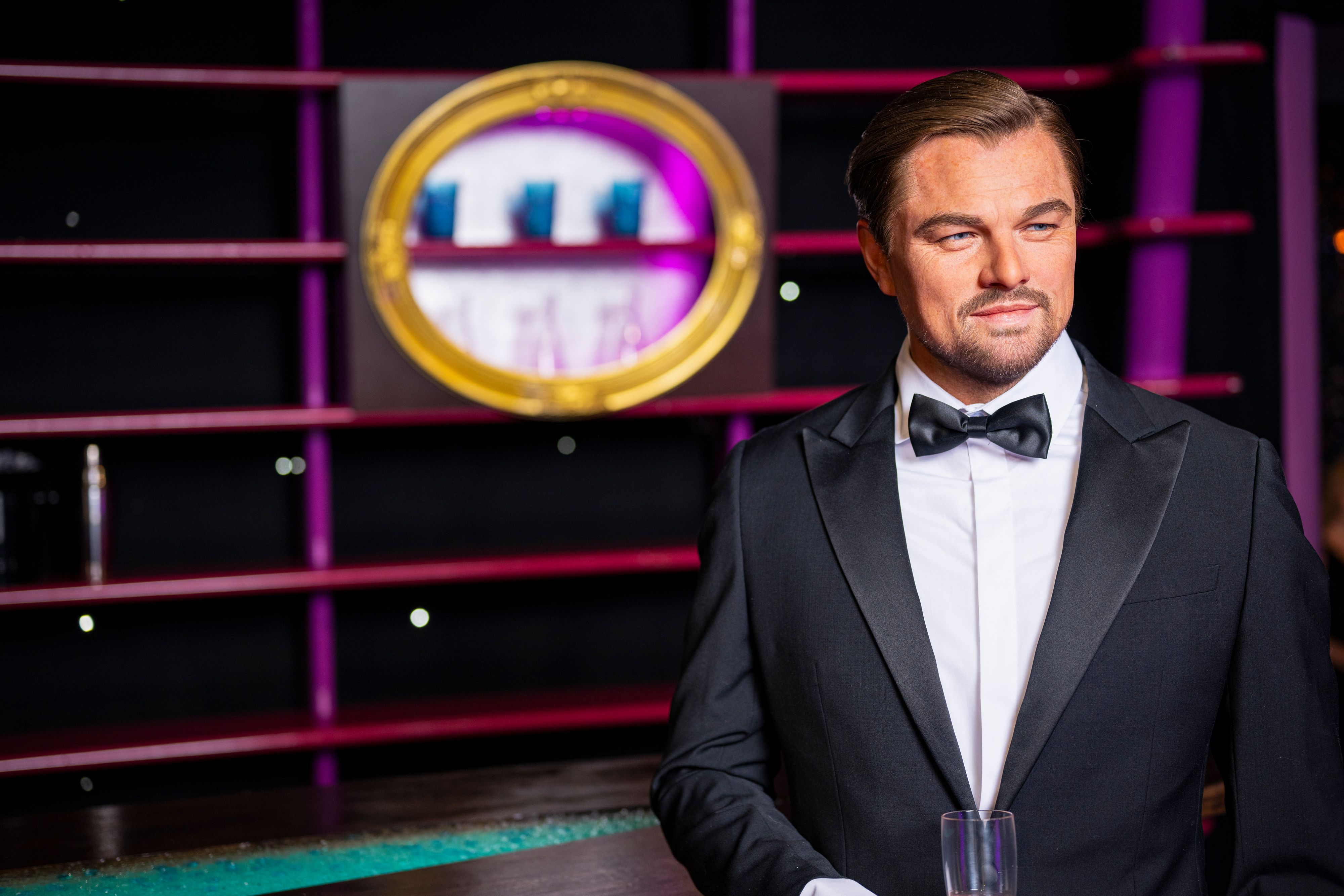 DiCaprio (1974) zählt zu den bestbezahlten und erfolgreichsten zeitgenössischen Schauspielern Hollywoods und arbeitet regelmäßig mit renommierten Regisseuren zusammen.