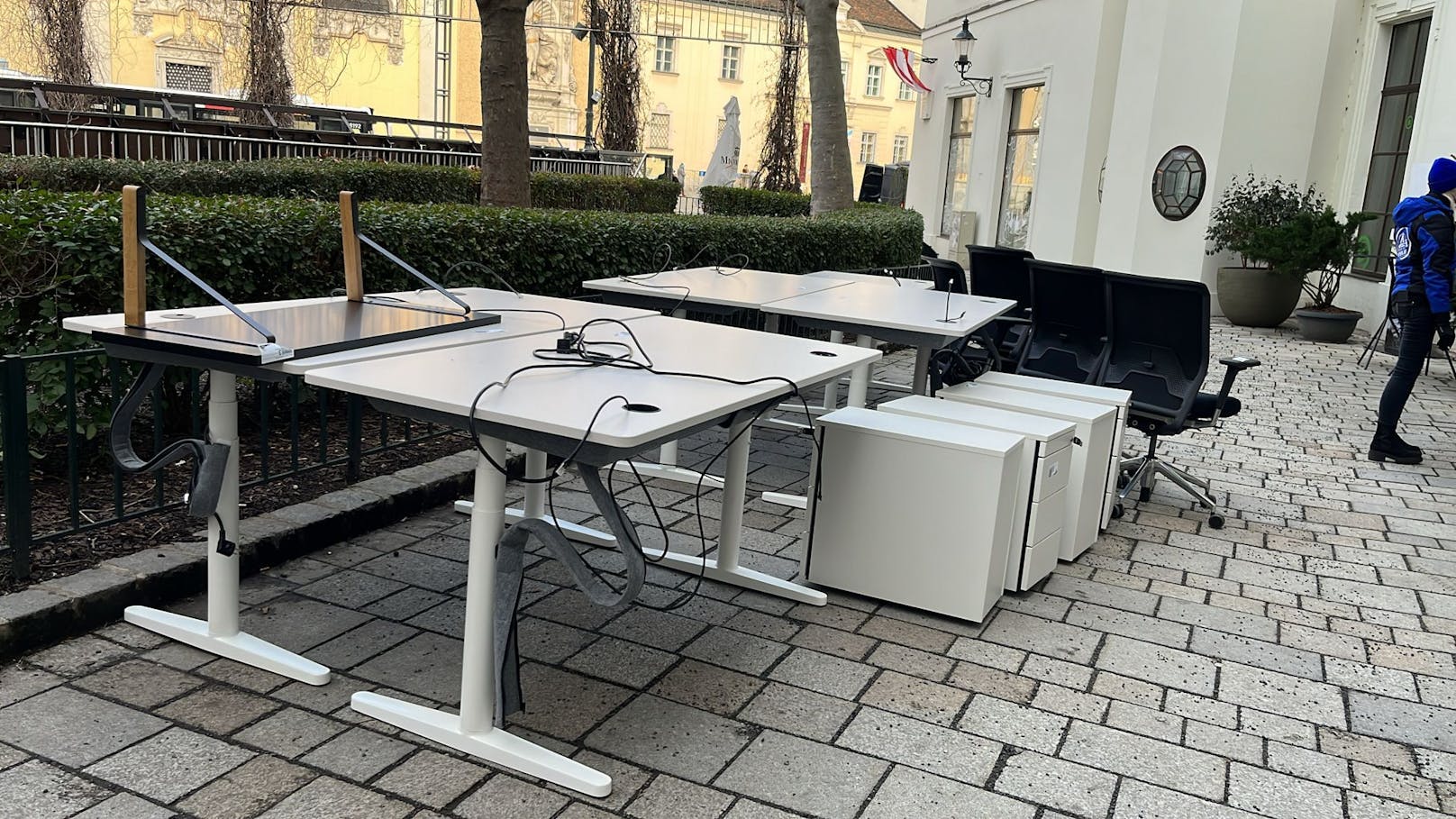 Schreibtische und Büro-Kästchen aus der Benko-Zentrale stehen fertig zum Abtransport – ersteigert von einem Schweizer Hotelbetrieb.