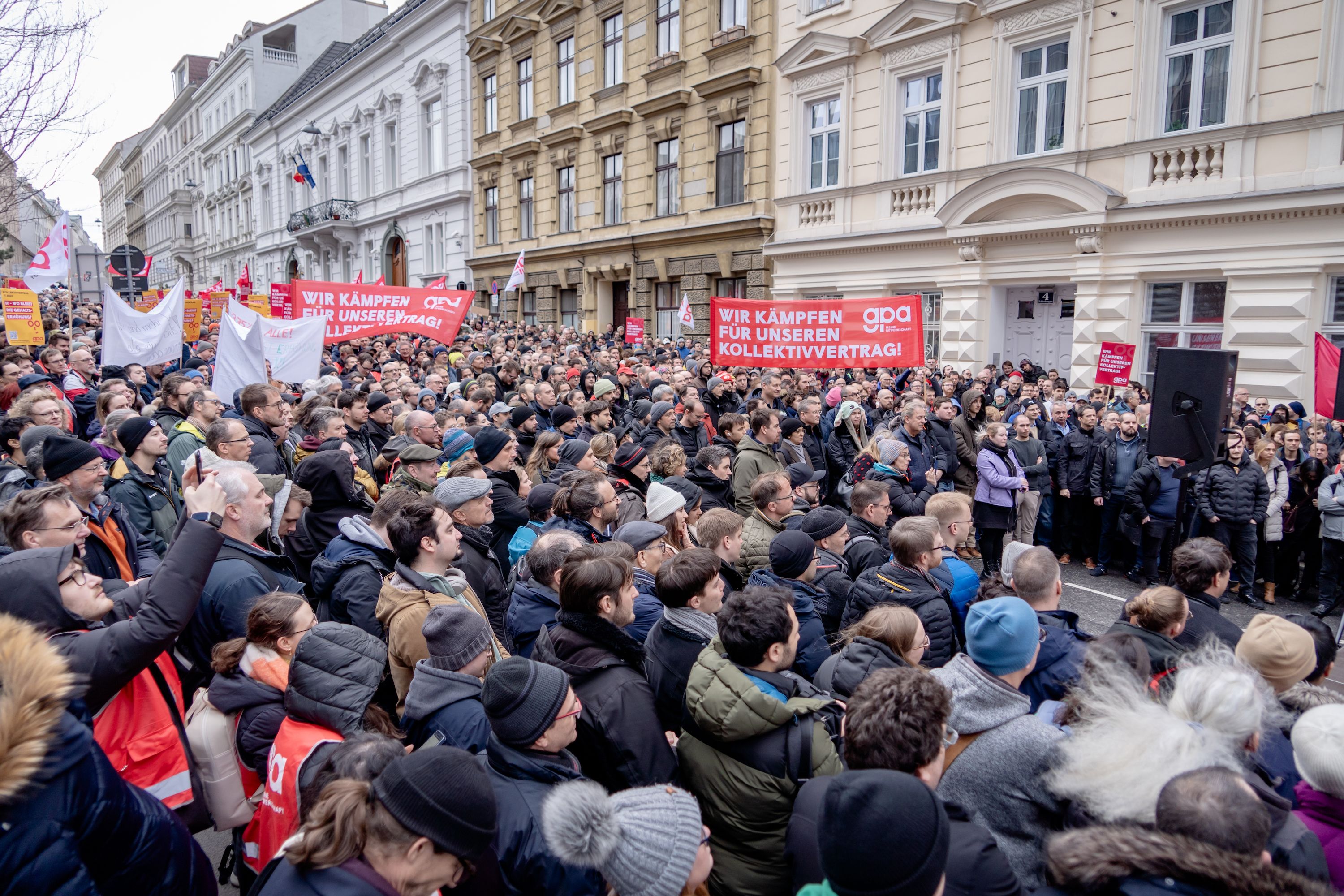 Am Mittwoch demonstrierten über 2.000 Mitarbeiter der IT-Branche vor der 7. KV-Runde für eine faire Entlohnung.