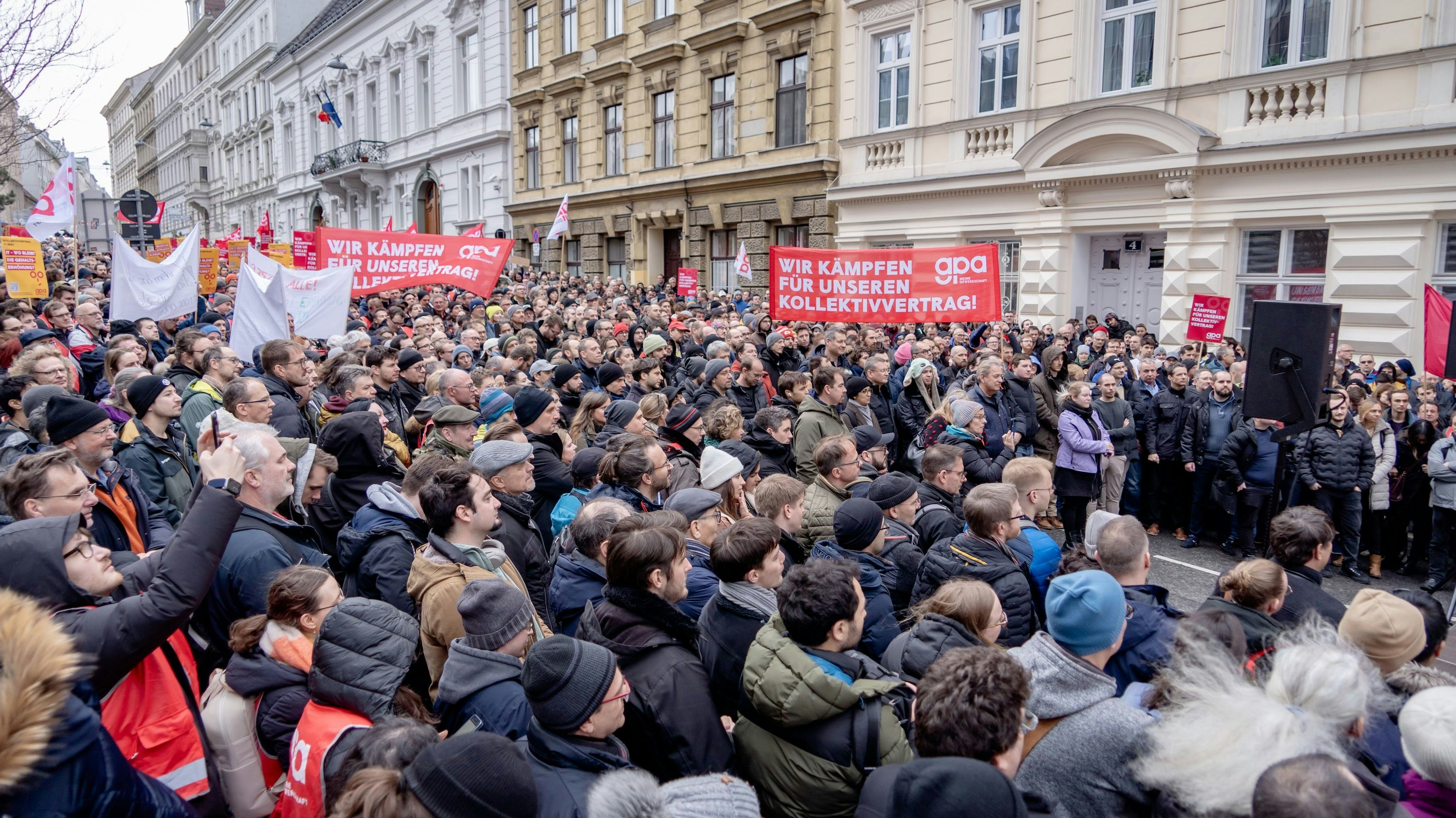 Am Mittwoch demonstrierten über 2.000 Mitarbeiter der IT-Branche vor der 7. KV-Runde für eine faire Entlohnung.