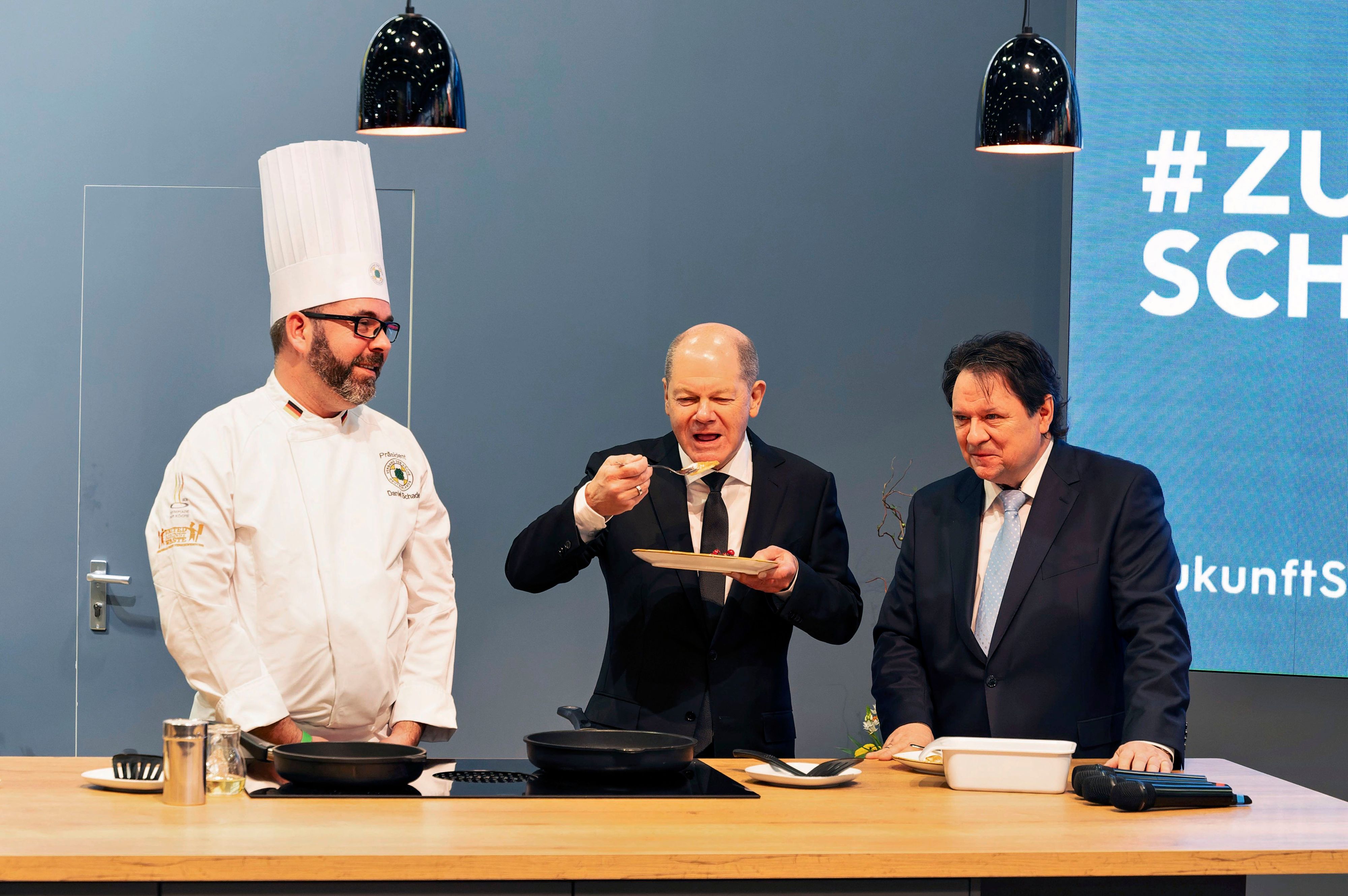 <strong>Olaf Scholz</strong> (Mitte) in der Showküche der Bundesvereinigung der Deutschen Ernährungsindustrie e.V. beim Rundgang auf der Internationalen Grünen Woche 2024 in der Messe Berlin.