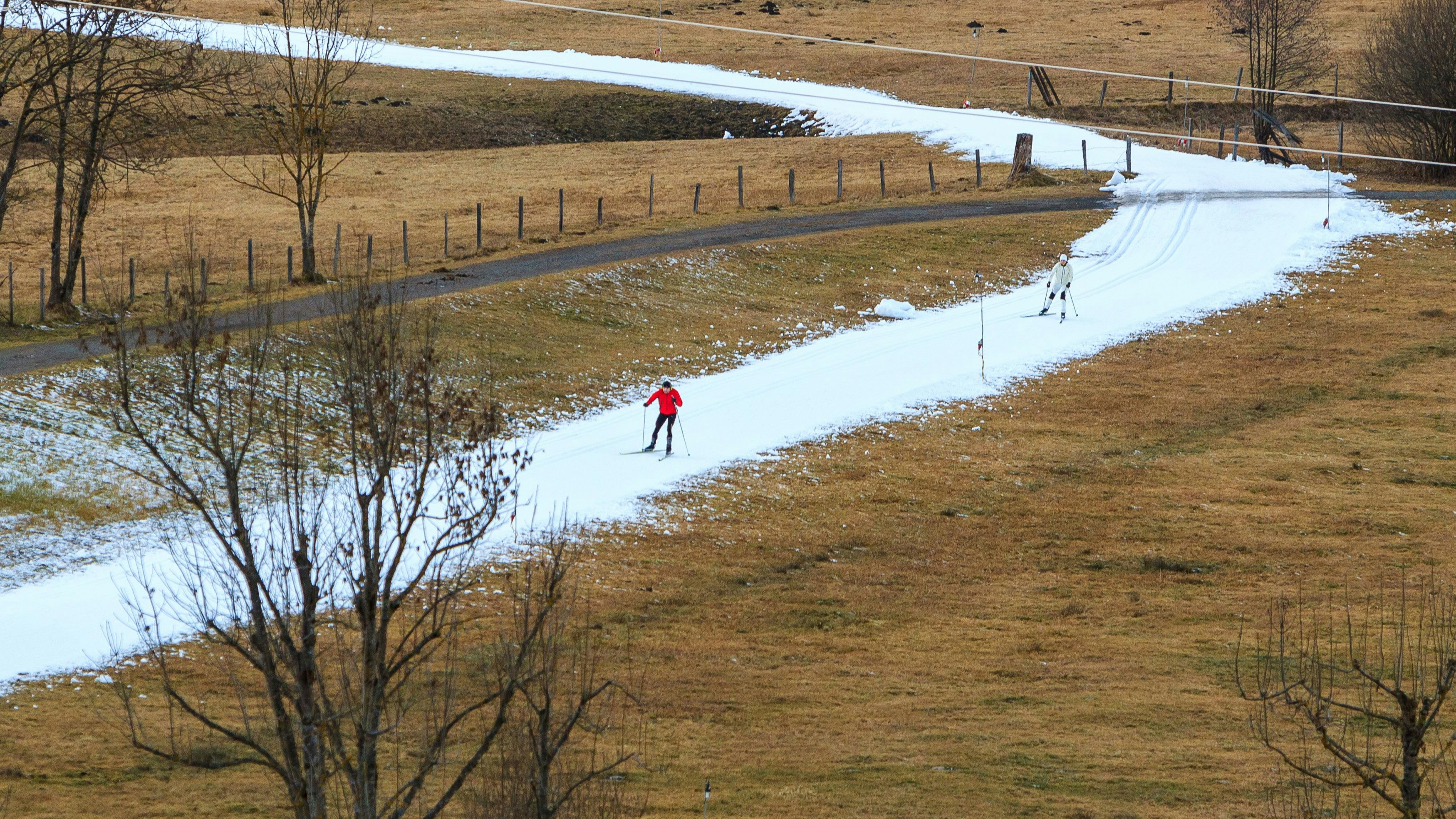 Download von www.picturedesk.com am 24.01.2024 (11:17).  28.12.2015, Kaprun, AUT, Tourismusorte in Österreich kämpfen mit Schneemangel, im Bild Langläufer auf einer künstlichen Schneeband Loipe // cross-country skier on a Artificial snow belt. The missing of precipitation in this winter a lot of ski resorts and Tourist desintations complain about a lack of snow. Wide parts of Europe experience spring like weather and temperatures over the Christmas season, Kaprun, Austria on 2015/12/29. EXPA Pictures © 2015, PhotoCredit: EXPA/ JFK - 20151229_PD1718 - Rechteinfo: Rights Managed (RM)