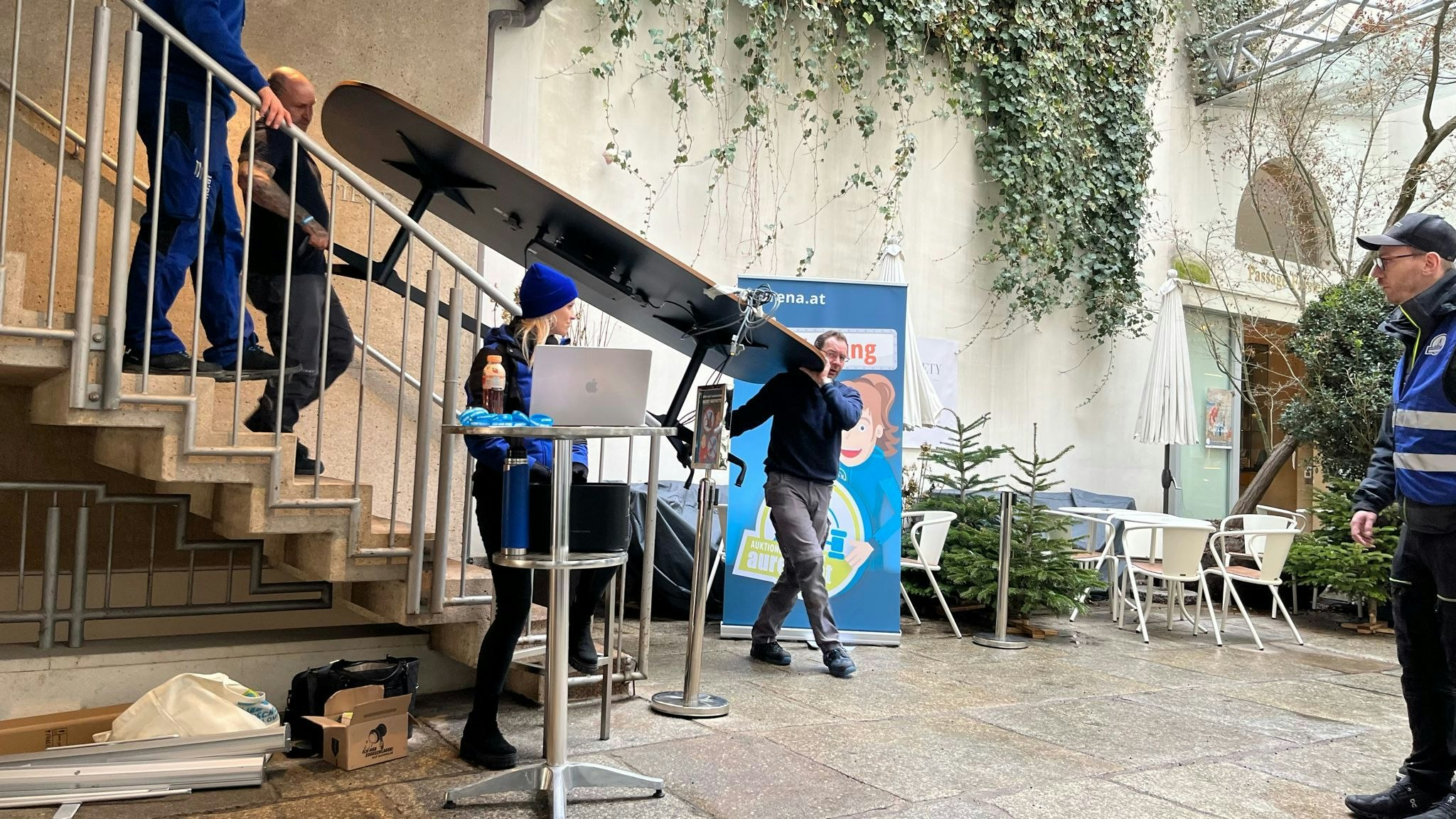 Abholtag in der Signa-Zentrale nach der ersten Online-Versteigerung: Hier wird ein Bürotisch über die Stiegen geschleppt.