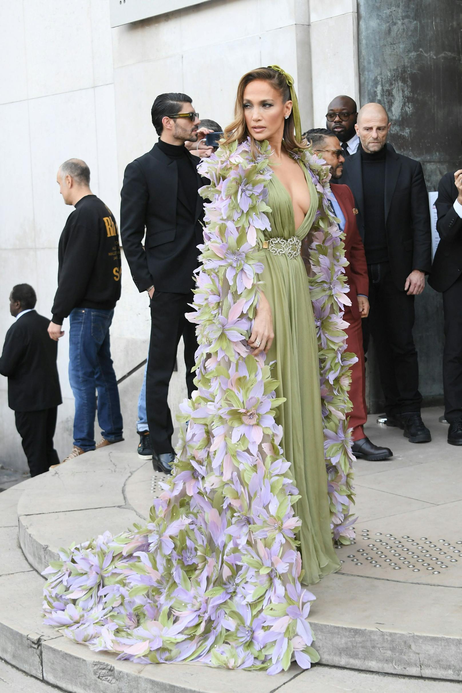 Unter den Stargästen: Jennifer Lopez in einem Traum aus Grün und Meer aus Blumen.