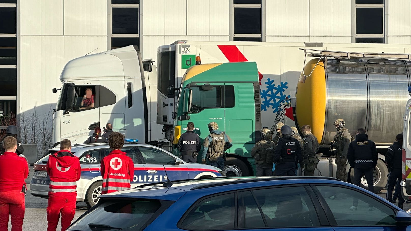 Gegen 16:00 Uhr konnte der Mann von den Einsatzkräften zum Verlassen des Fahrzeugs gebracht werden. 