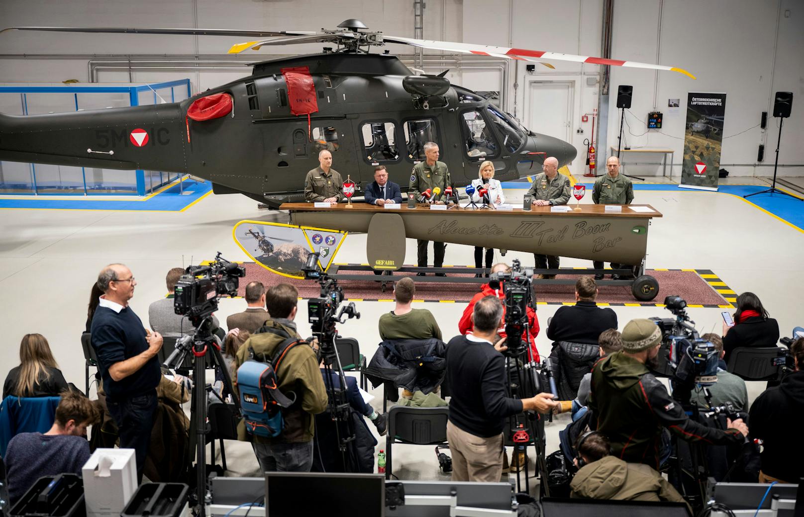 Seit März 2023 landeten im Fliegerhorst im Ennstal bis dato fünf Leonardo-Helikopter. Sieben sollen im Zuge der Stärkung des Bundesheeres noch folgen. Dem Verteidigungsministerium zufolge, lässt der Sechste auch nicht mehr lange auf sich warten.