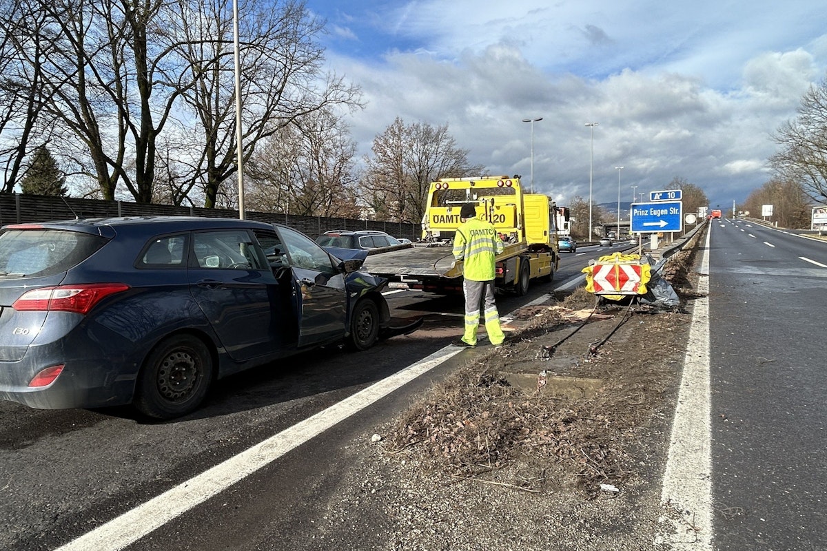 Ein Lenker fuhr auf der A7 bei der Abfahrt Prinz-Eugen-Straße weder nach links noch nach rechts sondern geradeaus gegen die Leitschiene.