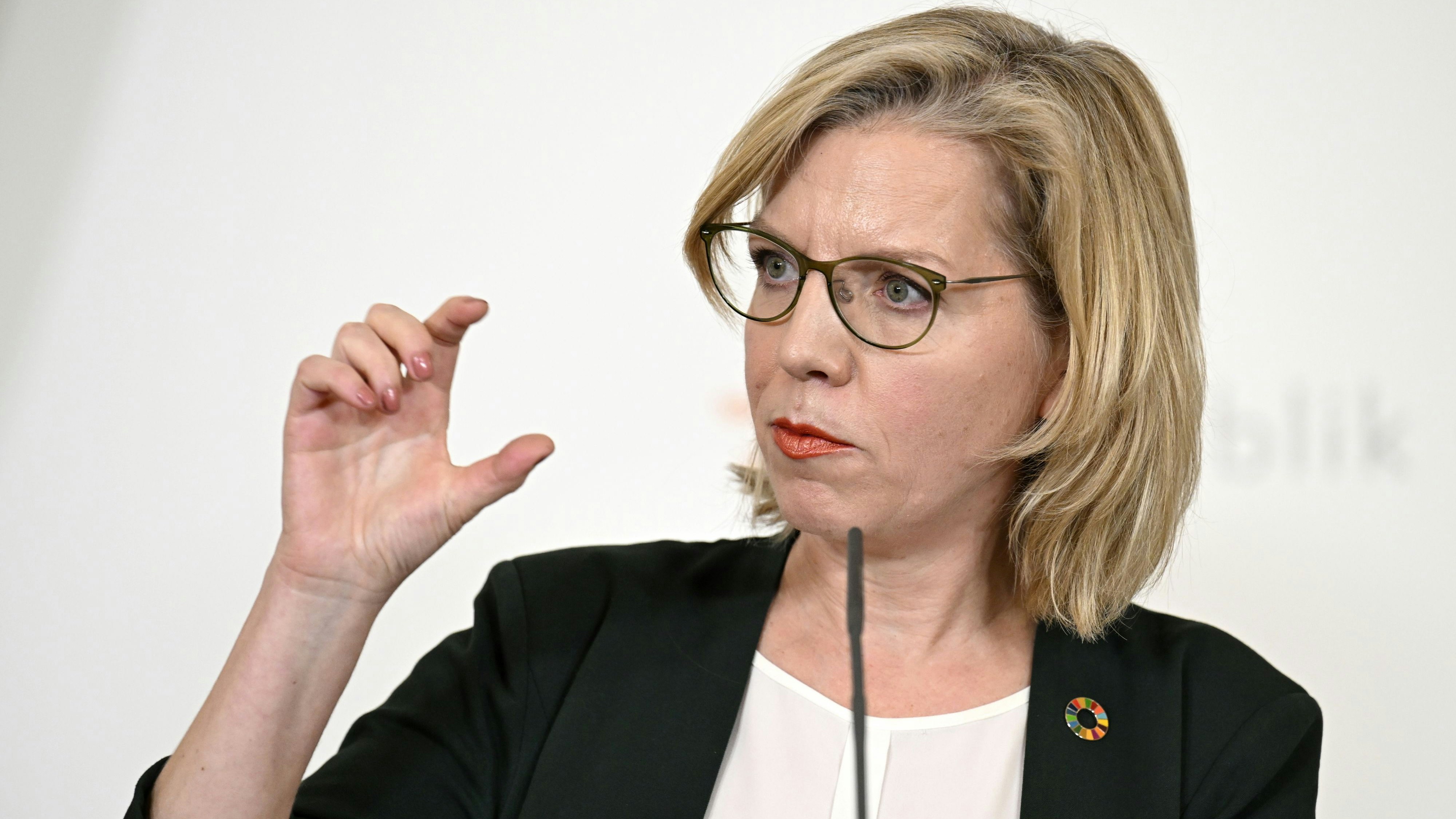 Download von www.picturedesk.com am 25.01.2024 (12:02).  ABD0036_20240124 - WIEN - ÖSTERREICH: Klimaschutzministerin Leonore Gewessler (Grüne) am Mittwoch, 24. Jänner 2024, im Rahmen des Pressefoyers nach einer Sitzung des Ministerrats im Bundeskanzleramt in Wien. - FOTO: APA/HANS KLAUS TECHT - 20240124_PD4801 - Rechteinfo: Rights Managed (RM)